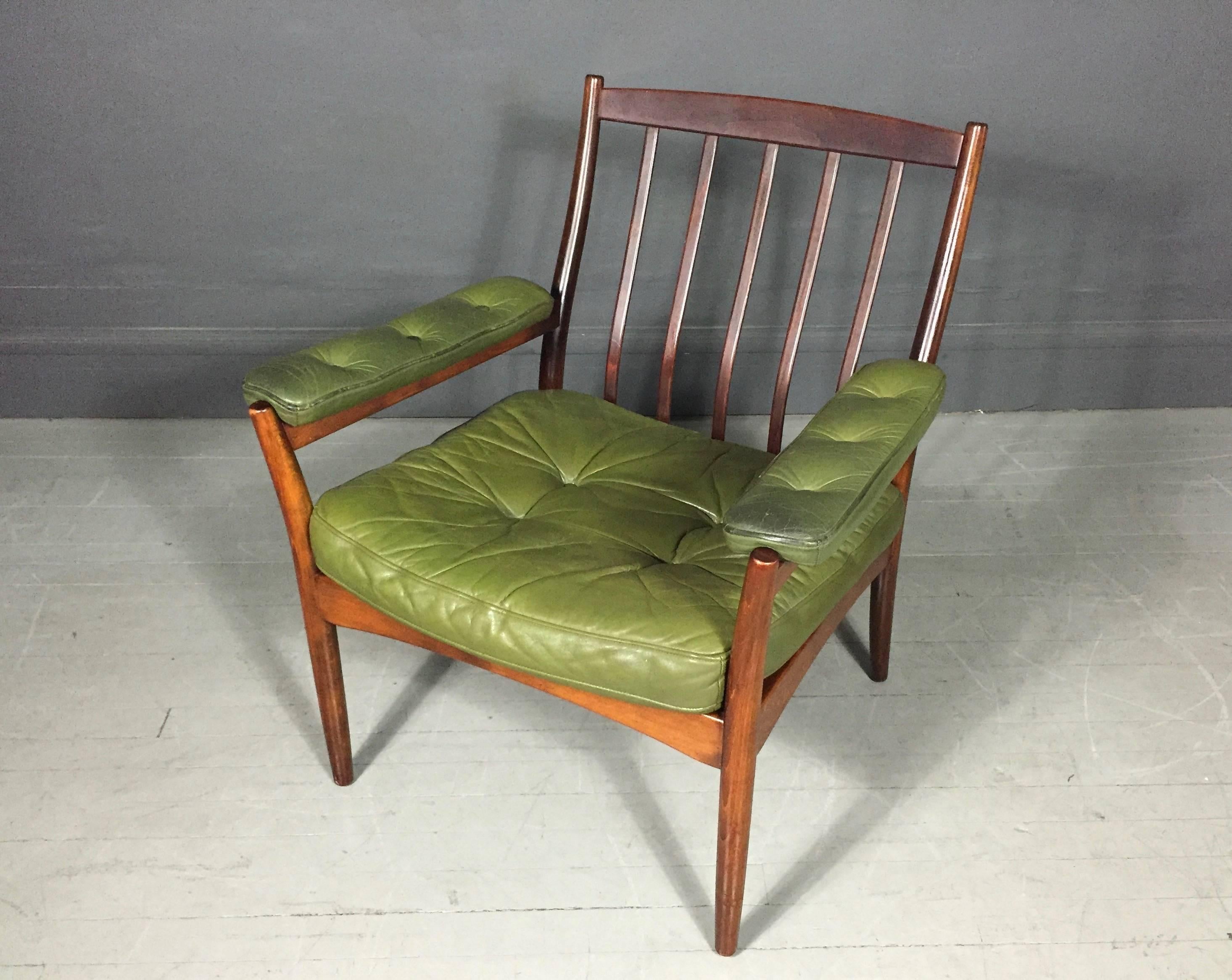 Göte Möbler Green Leather Lounge Chair, Teak Frame, Sweden, circa 1970 In Excellent Condition In Hudson, NY