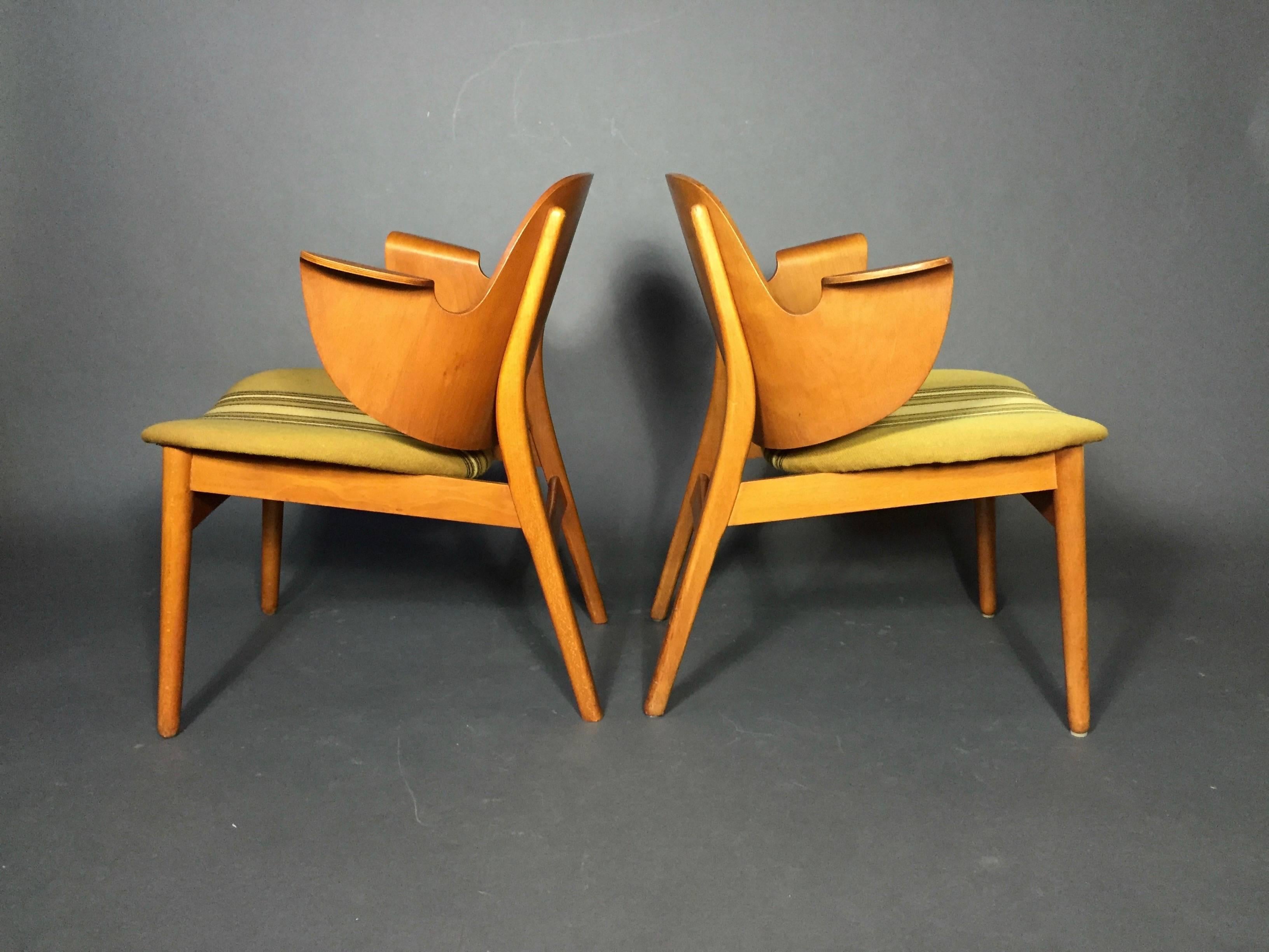 A rare pair of moulded beech armchairs with Classic wool upholstery by Arne Hovmand-Olsen for Bramin/N.A. Jørgensens Møbelfabrik, Denmark, 1950s. Minor chips to veneer at top and normal nicks to legs.