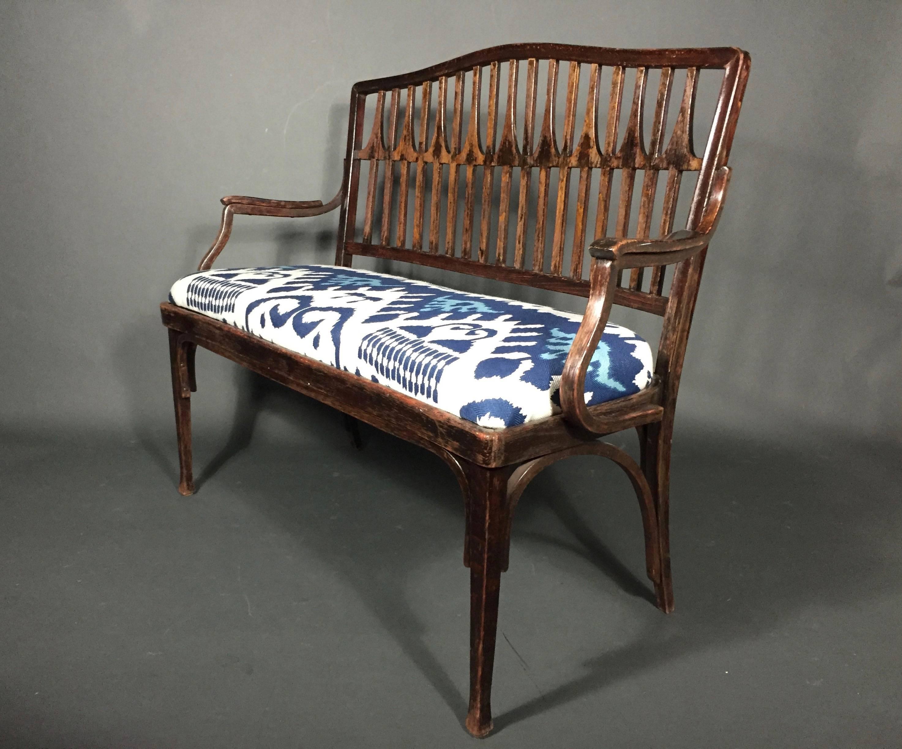 A wonderful settee from the Vienna Succession in acajou stained wood with updated upholstery, stylized Art Nouveau back, bentwood arms and legs. Designed by Gustav Siegel and manufactured by Jacob & Josef Kohn, Vienna Austria, circa