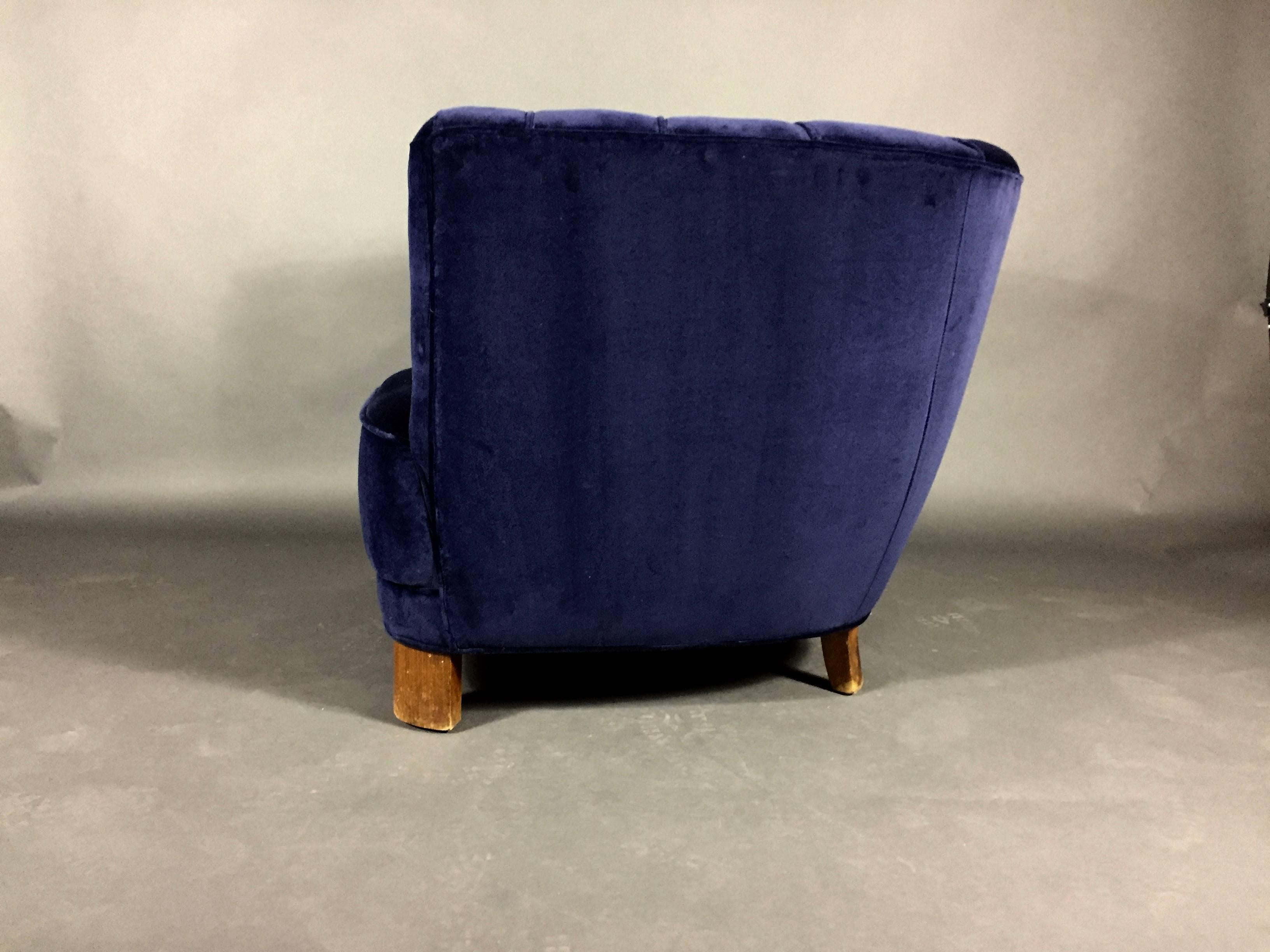 Scandinavian Modern Curved Arm Club Chair in New Navy Velvet, Denmark, 1940 For Sale