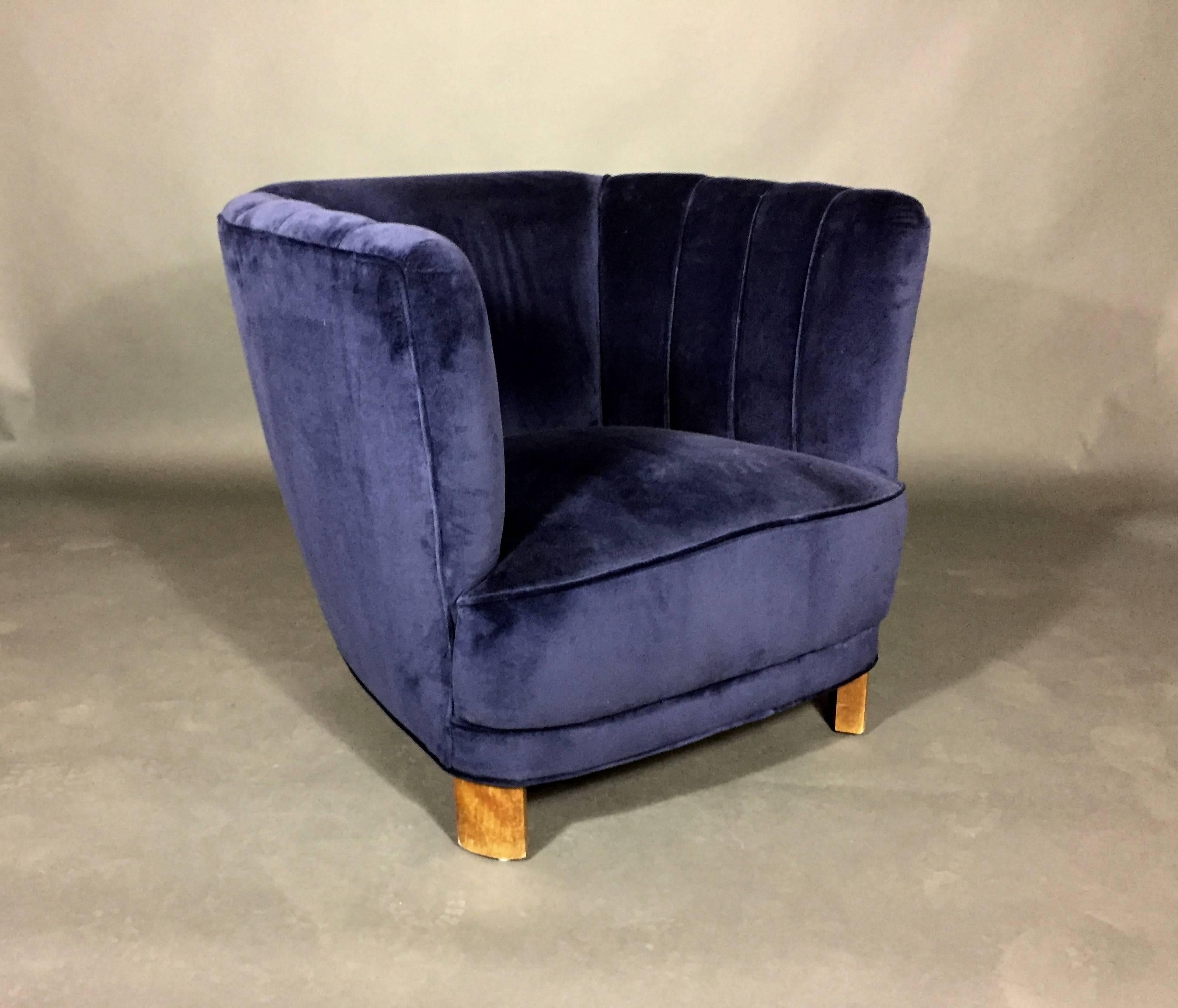 Curved Arm Club Chair in New Navy Velvet, Denmark, 1940 In Good Condition For Sale In Hudson, NY