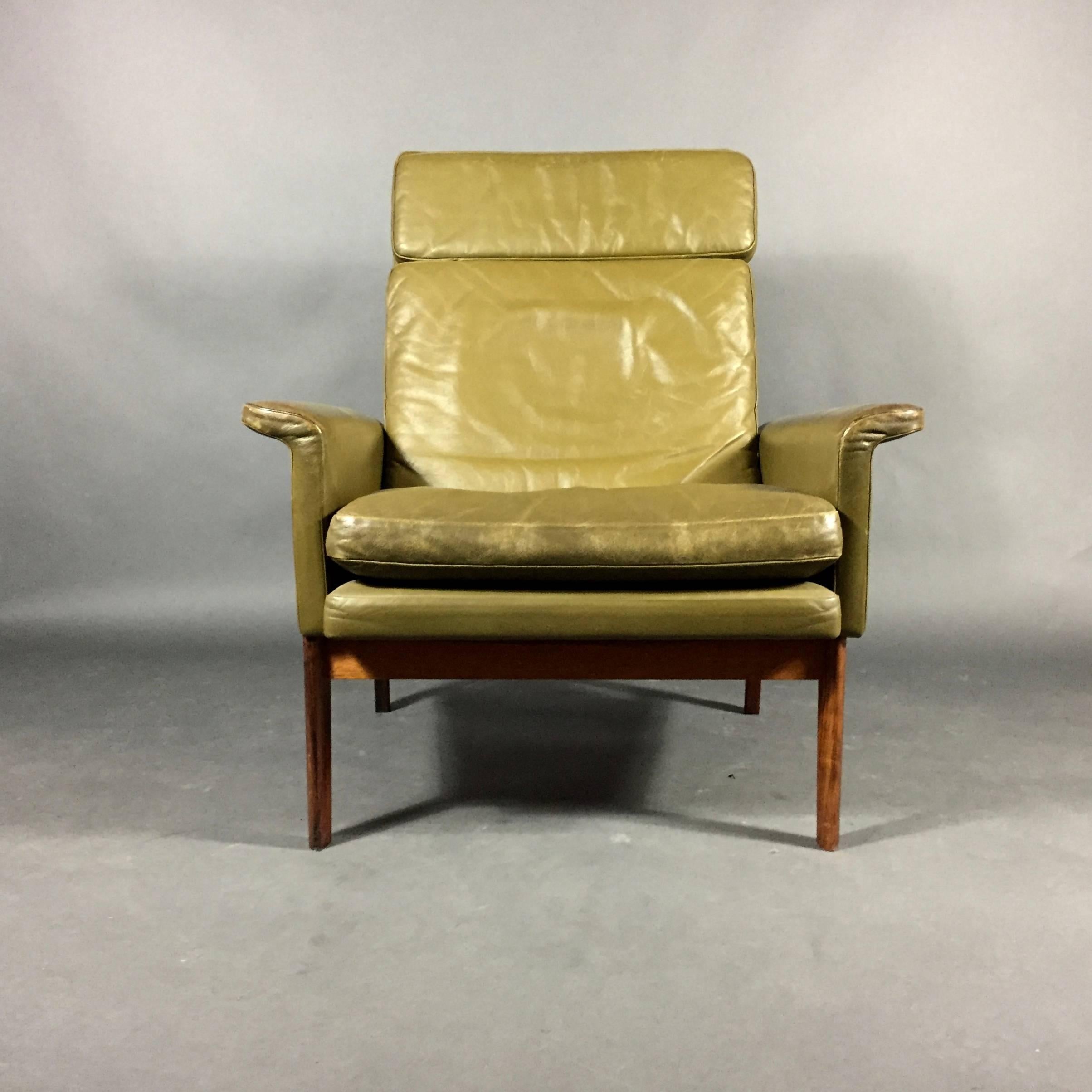 Designed in 1965 by Finn Juhl for France & Søn, the Jupiter series is made for comfort with a semi-reclining design and rosewood legs on this Model 218. The perfect late 1960s avocado leather color is Classic and soft. Denmark late 1960s.