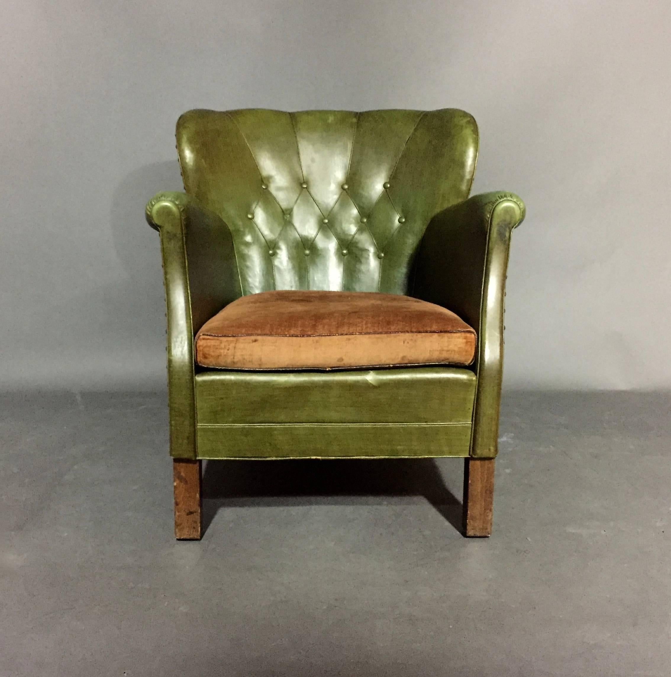 We try to buy these whenever we see them the in Denmark. It’s a Classic 1940s diminutive club chair made in a large variety of leather colors and always fits perfectly into any room. This version is early and uses a less common oil cloth in luscious