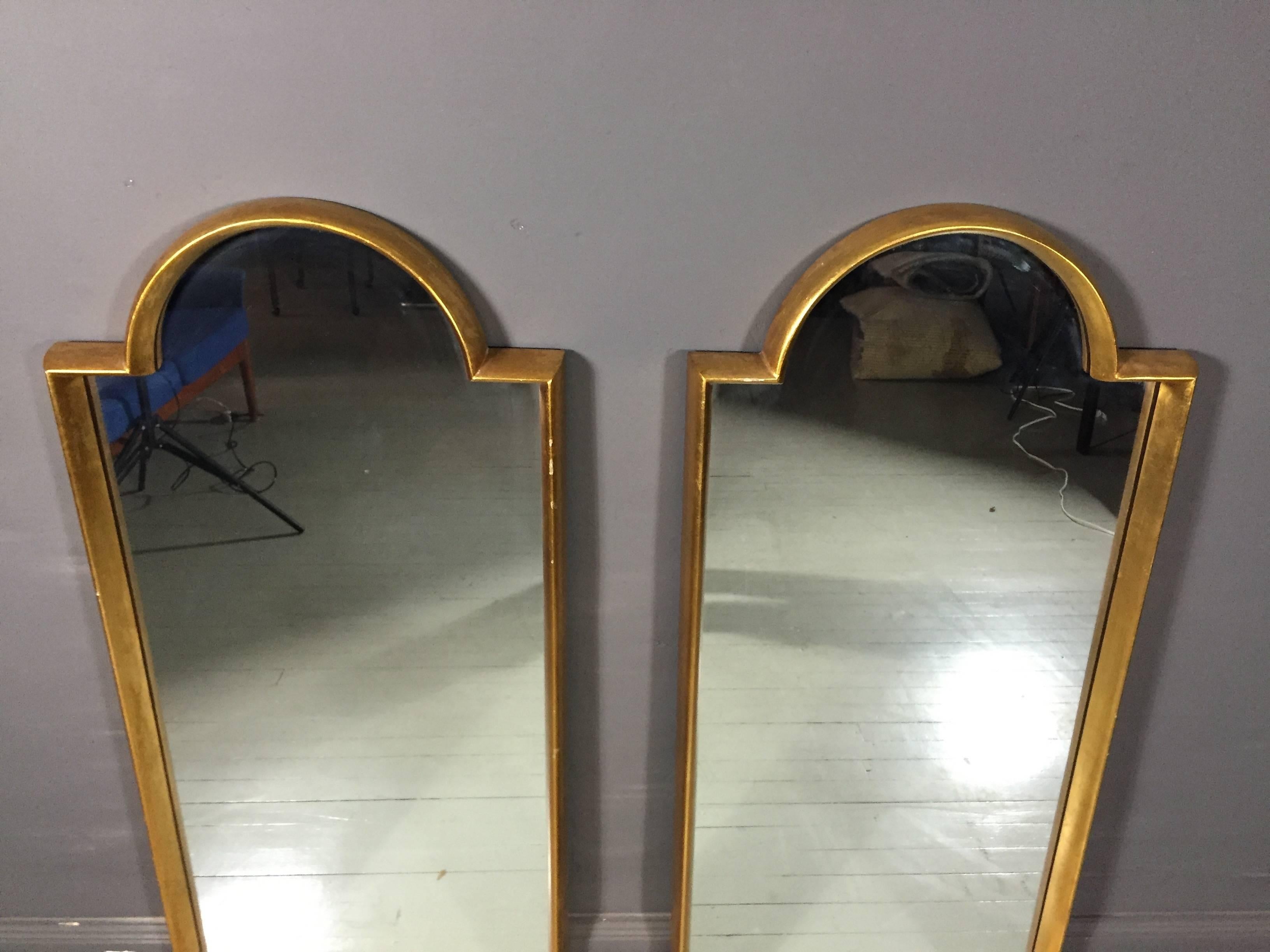 A fantastic pair of pediment mirrors in gold gilt lacquered wood frames in an elegant curve, Labarge, USA, 1960s. Minor wear to gilt, otherwise excellent condition. 49
