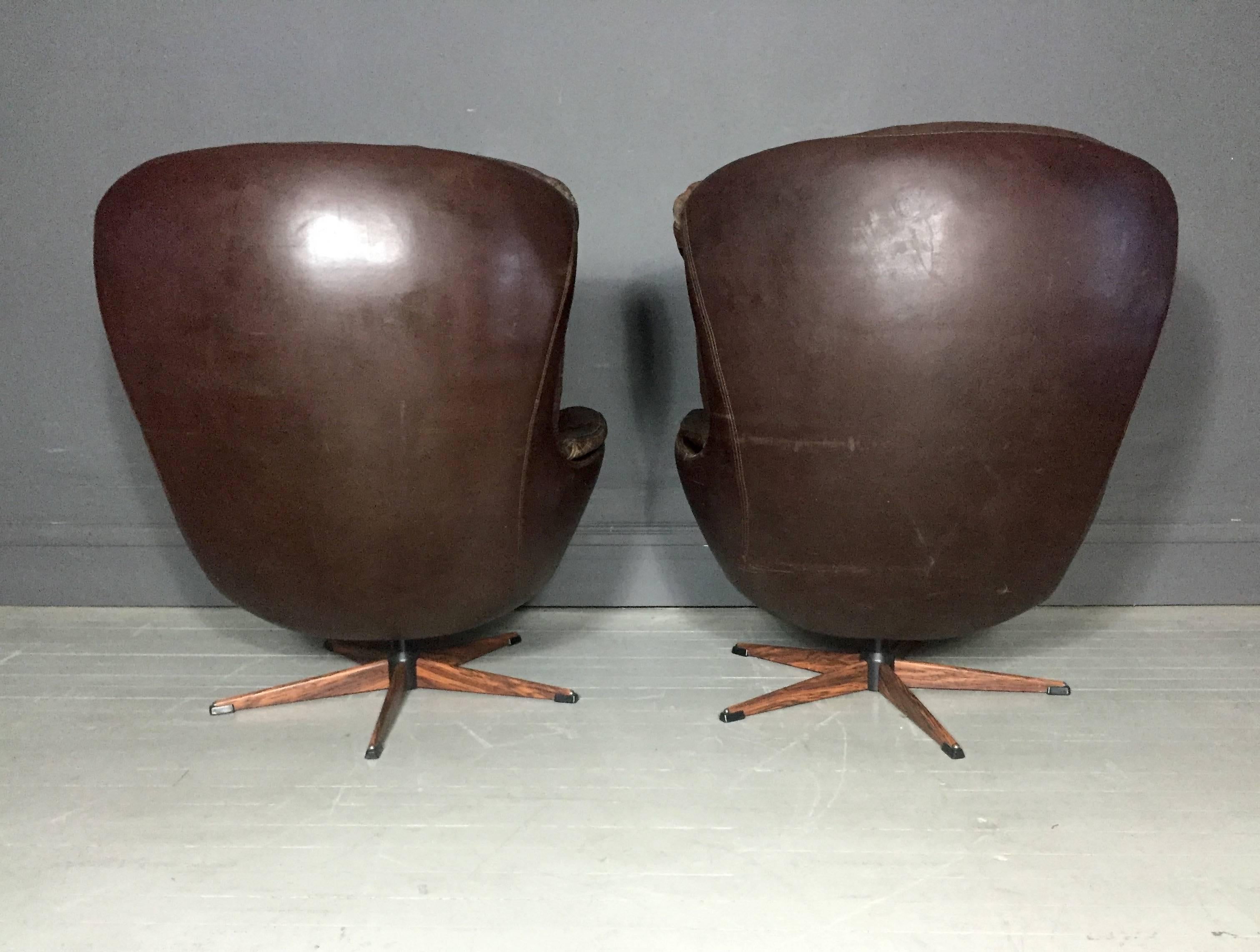 H.W. Klein Pair of Sculpted Tufted Leather Swivel Chairs, Denmark, 1970 In Good Condition In Hudson, NY
