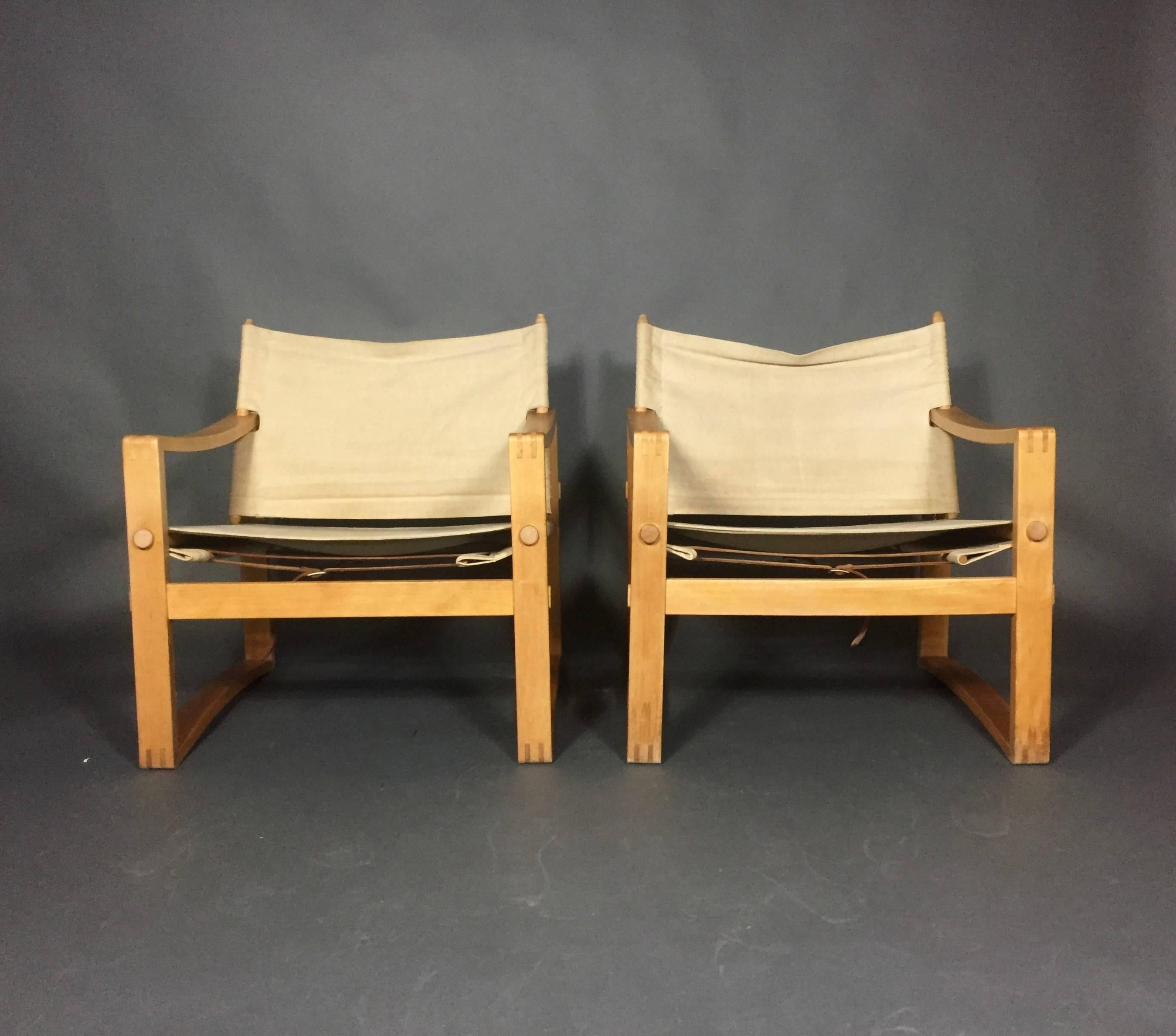 Pair of Safari armchair designed by Børge Jensen & Sønne with an all-doweled beech frame and canvas seating supported by leather straps underneath. Back swivel adds to comfort. This pair nicely made without finish or lacquer. Manufactured by