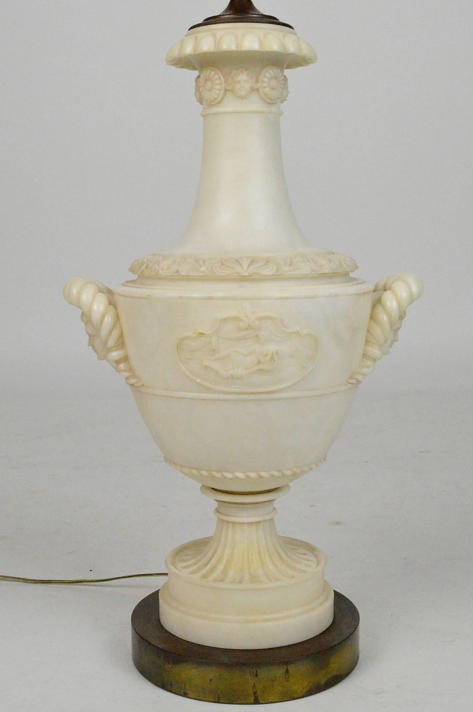 Fine Italian Neoclassical Style Carved Table Lamp In Good Condition For Sale In Atlanta, GA