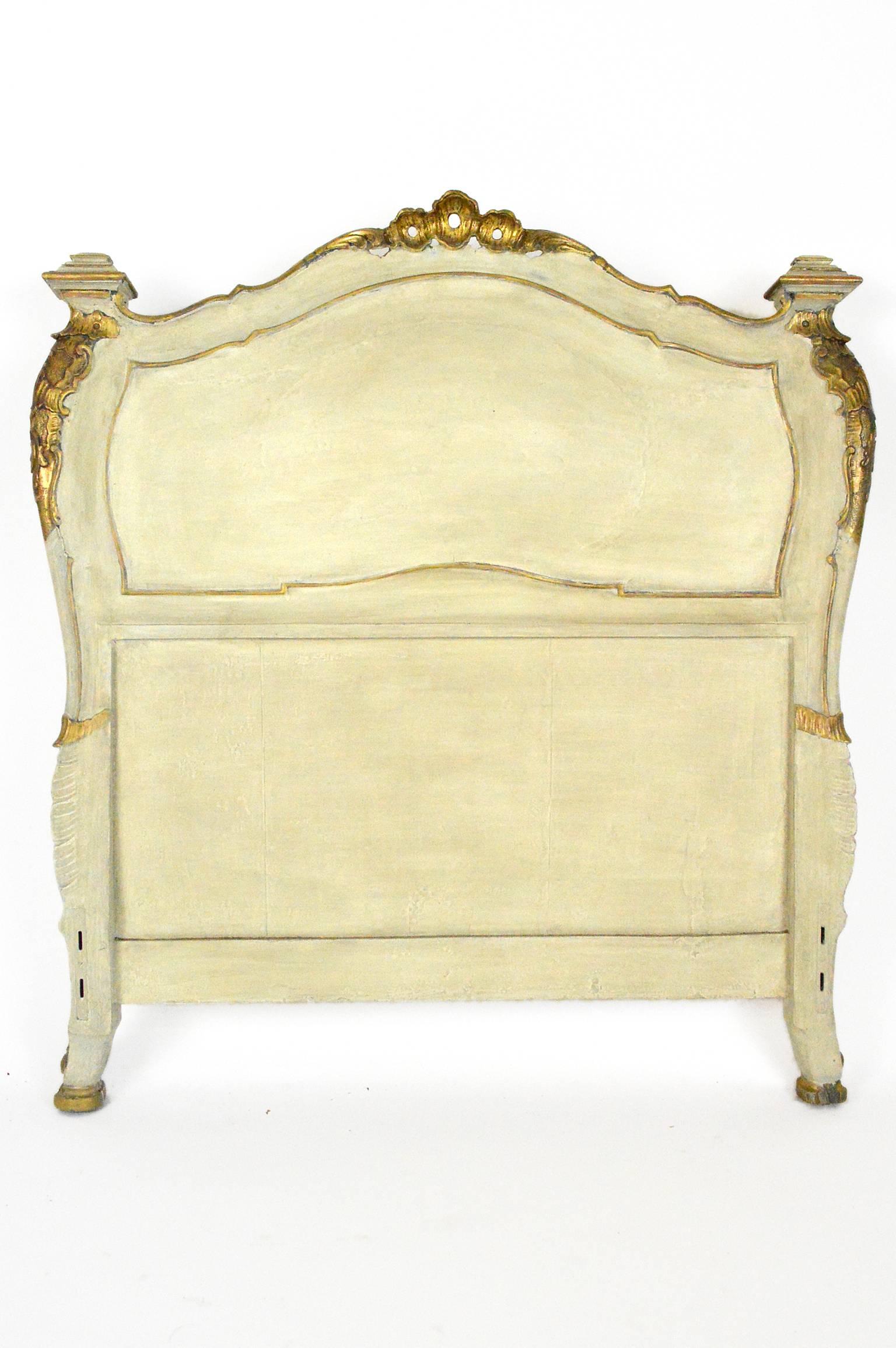 Italian Fine Pair of 19th Century Venetian Painted and Giltwood Twin Beds For Sale