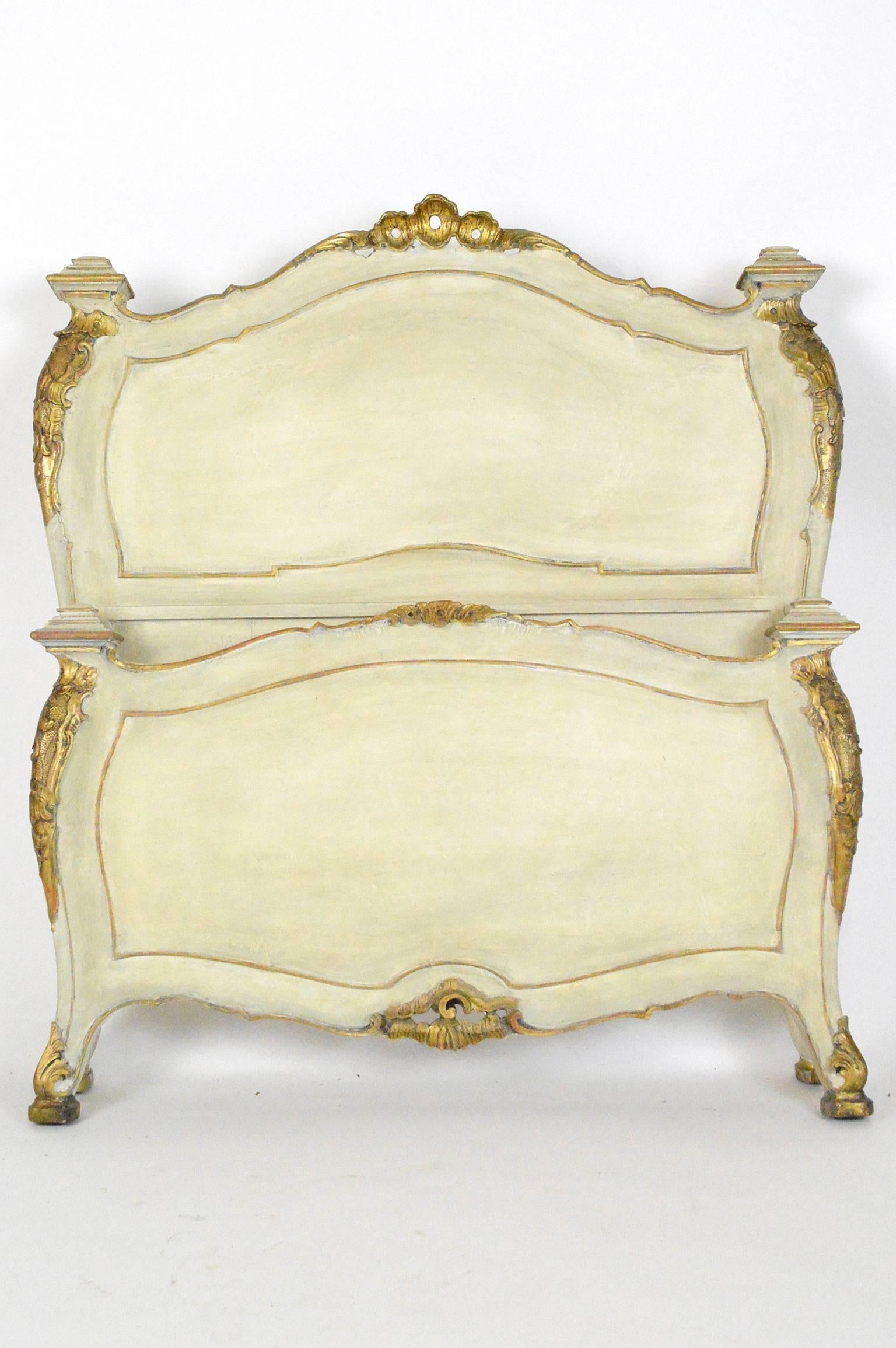 Fine Pair of 19th Century Venetian Painted and Giltwood Twin Beds In Good Condition For Sale In Atlanta, GA