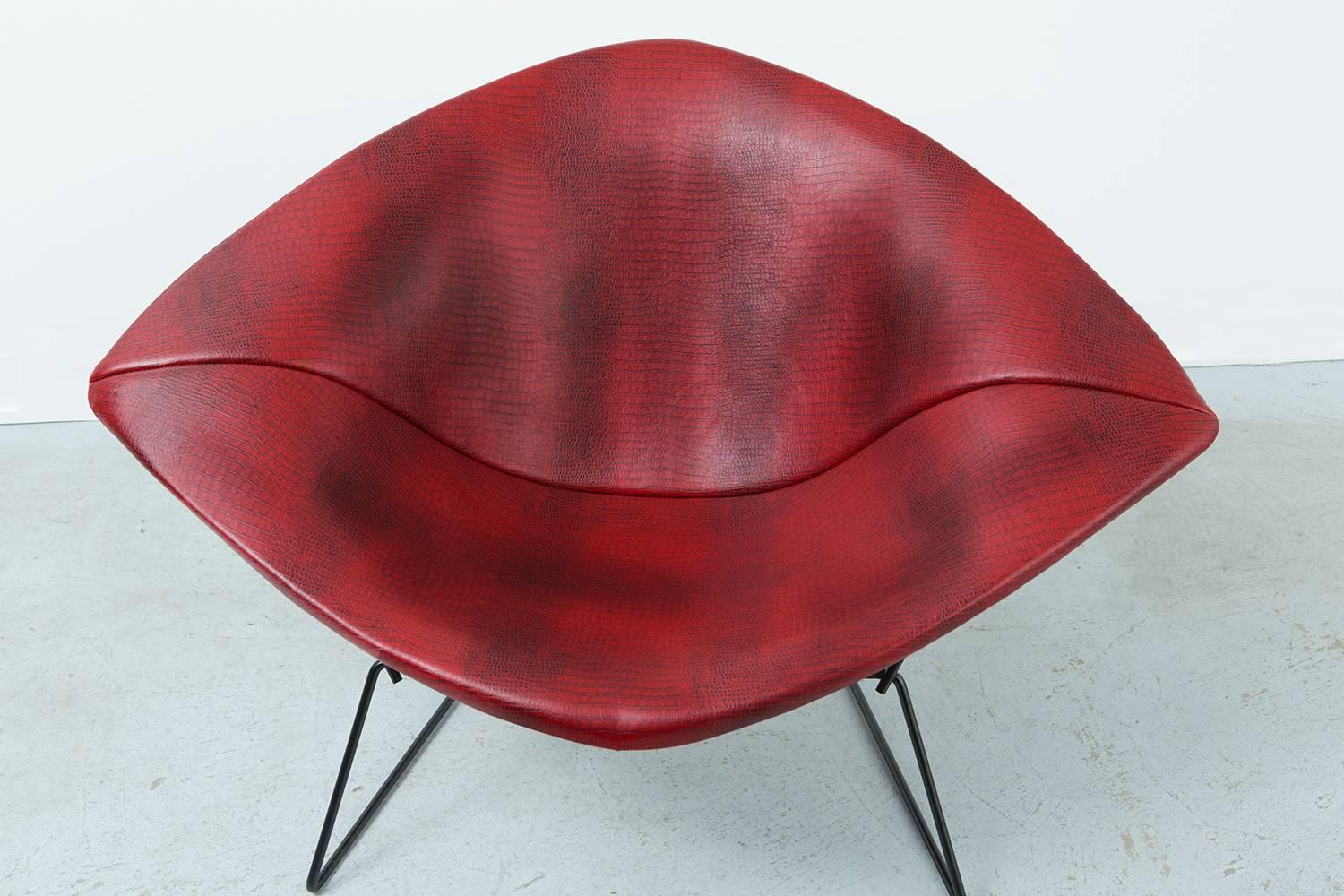 Mid-Century Modern Bertoia Diamond Chair by Knoll Freshly Reupholstered In Excellent Condition In Chicago, IL