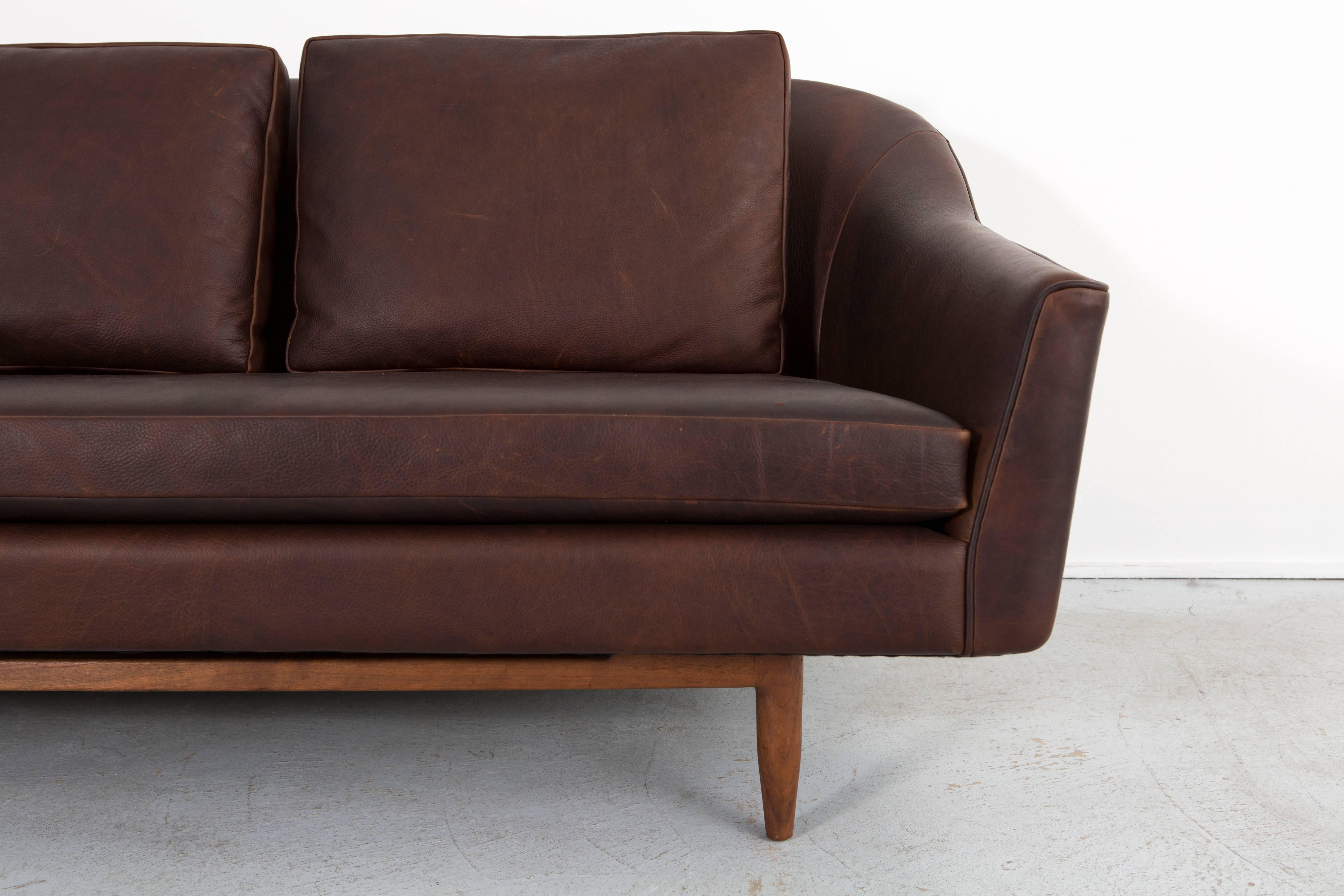 Jens Risom Model 2516 Sofa  In Excellent Condition In Chicago, IL