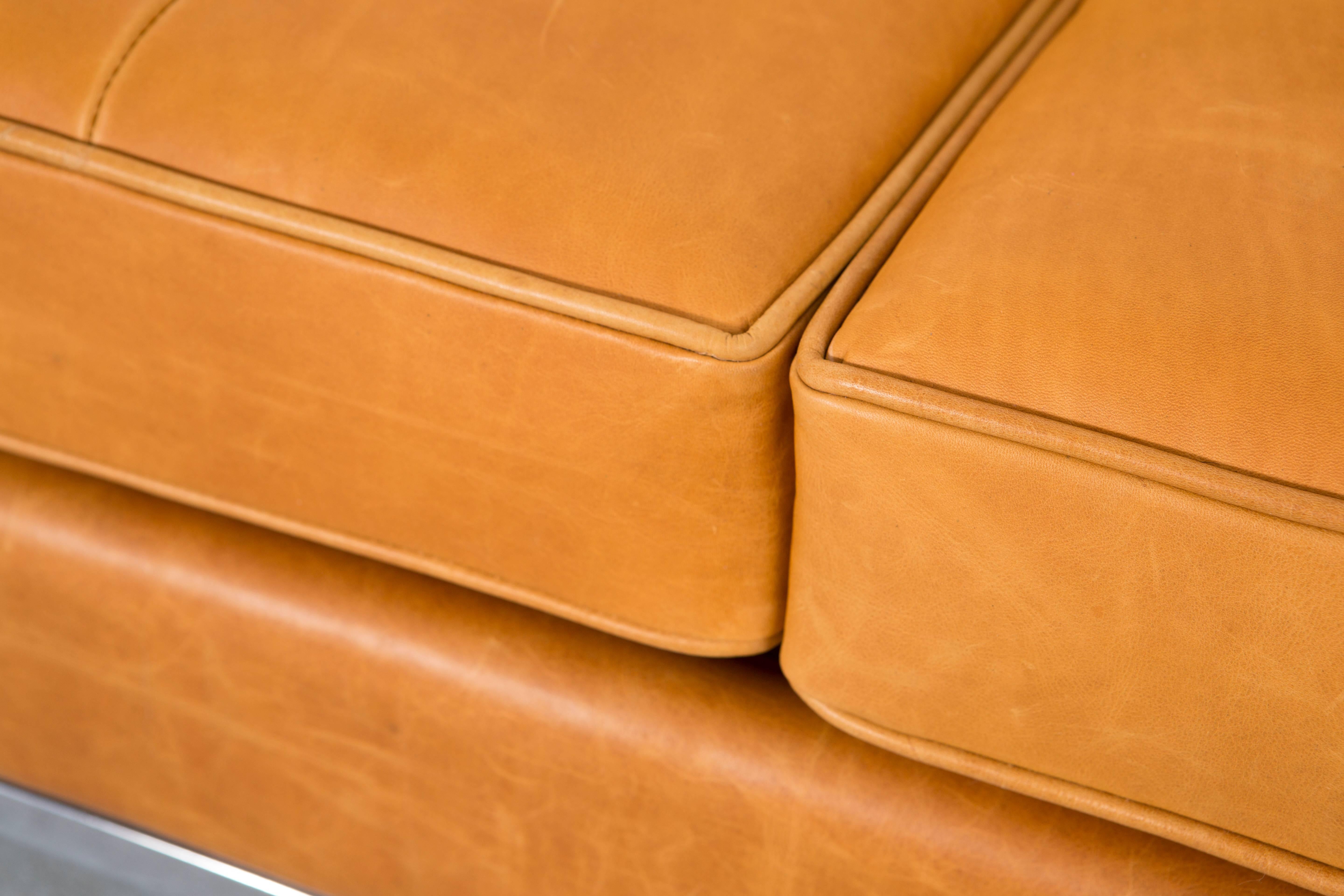 Florence Knoll Leather Settee In Excellent Condition For Sale In Chicago, IL