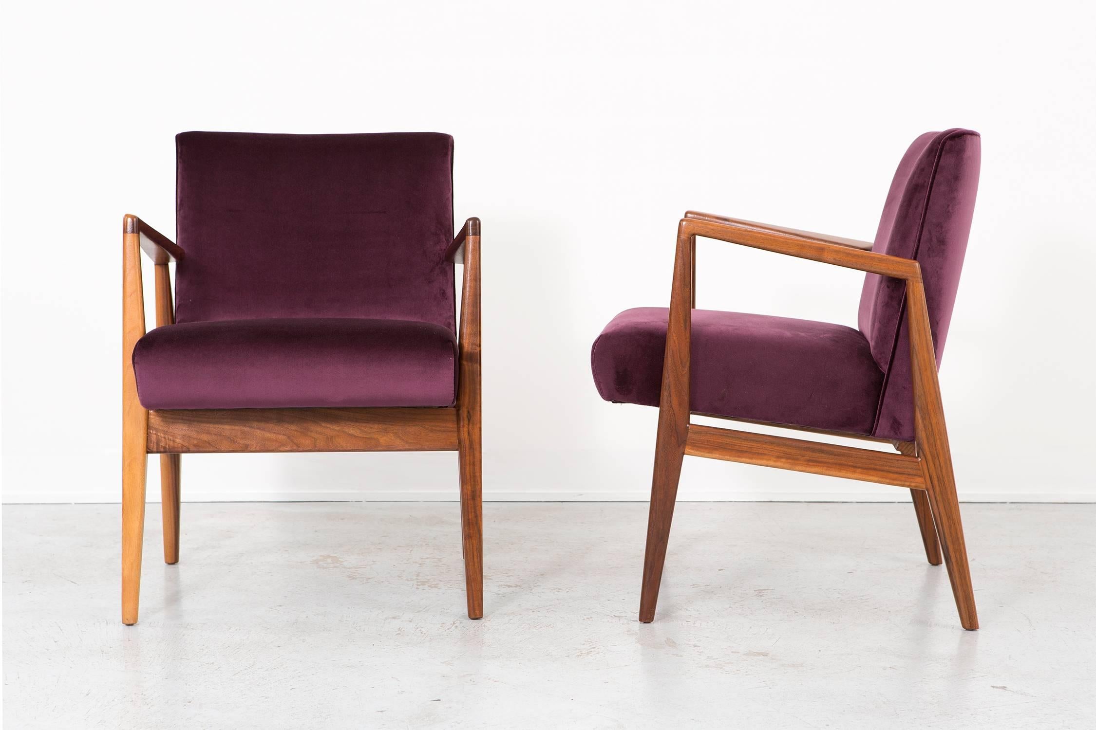 Mid-Century Modern Set of Jens Risom Lounge Chairs Reupholstered in Velvet In Excellent Condition In Chicago, IL