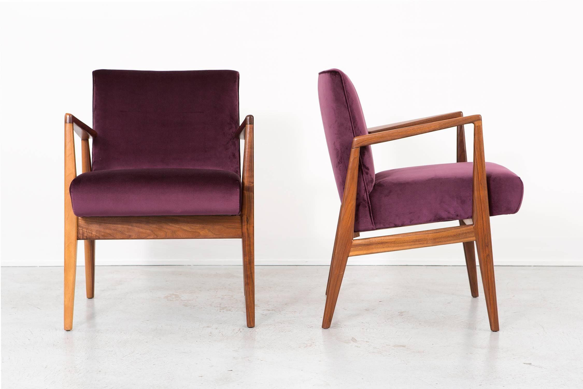 Set of two lounge chairs

Designed by Jens Risom for Jens Risom Design

USA, circa 1950s

Reupholstered in plum velvet (sourced from the UK) and walnut

Measures: 31 ?” H x 23” W x 25 ½” D x seat 19 ¾” H.

Sold as a set.