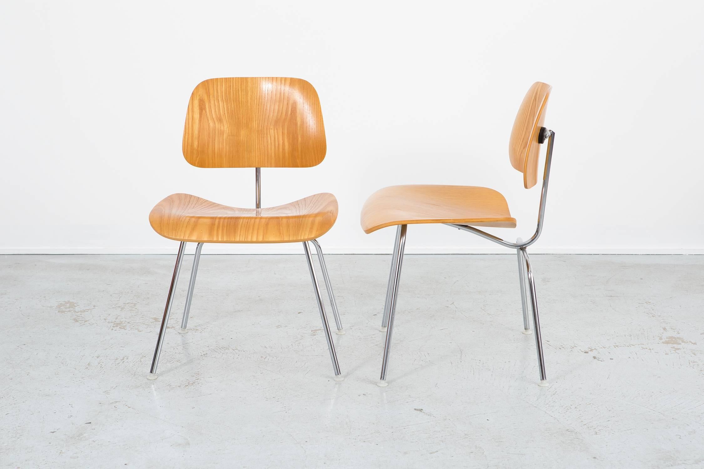 Set of Four Mid-Century Modern Eames Dining Chairs for Herman Miller 3
