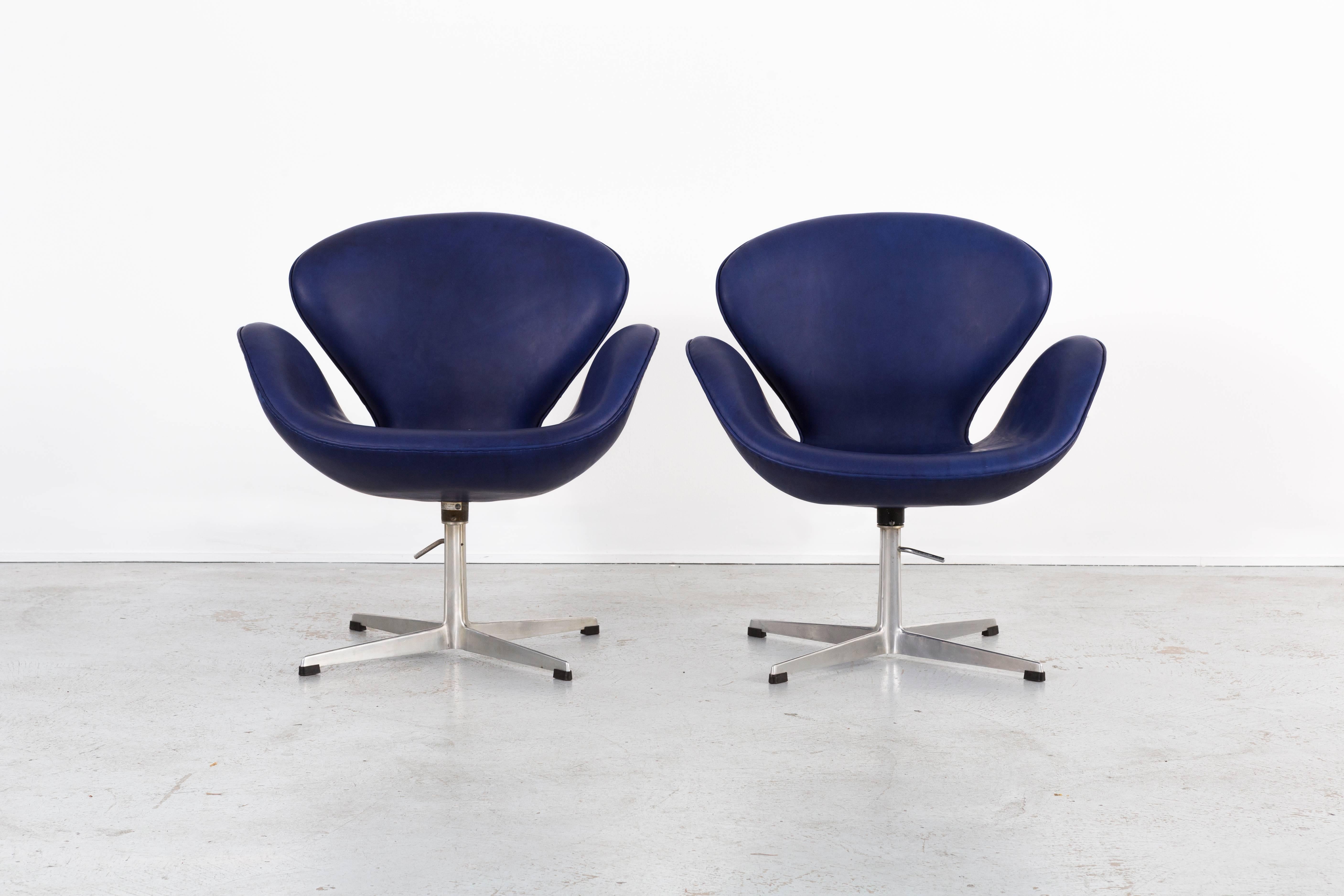 Danish Set of Four Mid-Century Modern Early Edition Arne Jacobsen Swan Chairs For Sale