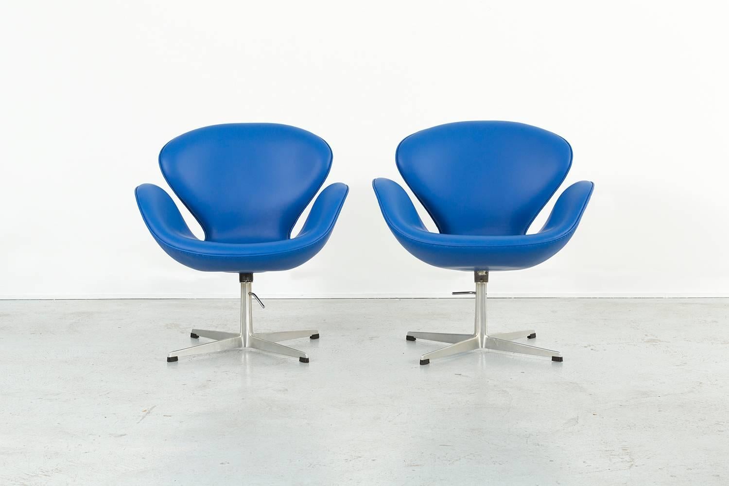 Mid-20th Century Set of Four Mid-Century Modern Early Edition Arne Jacobsen Swan Chairs For Sale