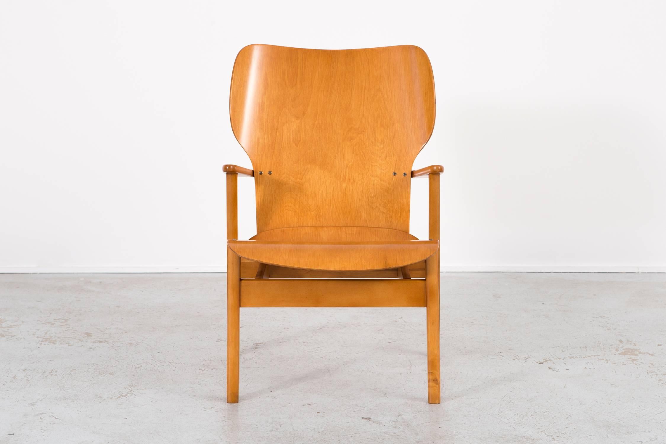 Domus Lux lounge chair

Designed by Ilmari Tapiovaara

Finland, circa 1940s

Birch

Measures: 33 13/16” H x 23 11/16” W x 27 ½” D x seat 15 ¼” H.