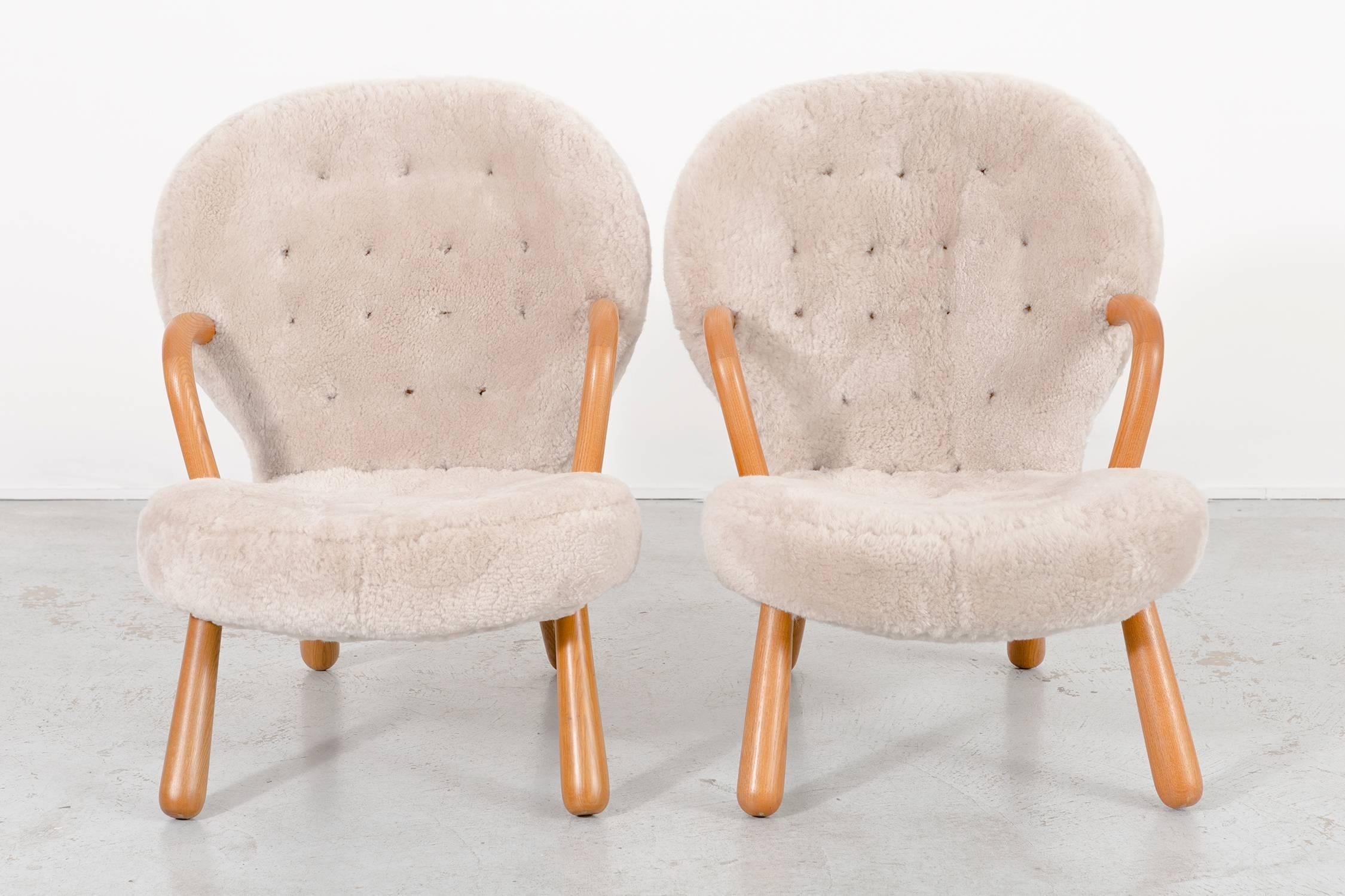 Clam chairs

Designed by Phillip Arctander

Denmark, circa 1940s

Freshly reupholstered in sheepskin with original birch frames

Measures: 33 ?” H x 26 5/16” W x 29 ?” D x seat 15 13/16” 

Sold as a set.