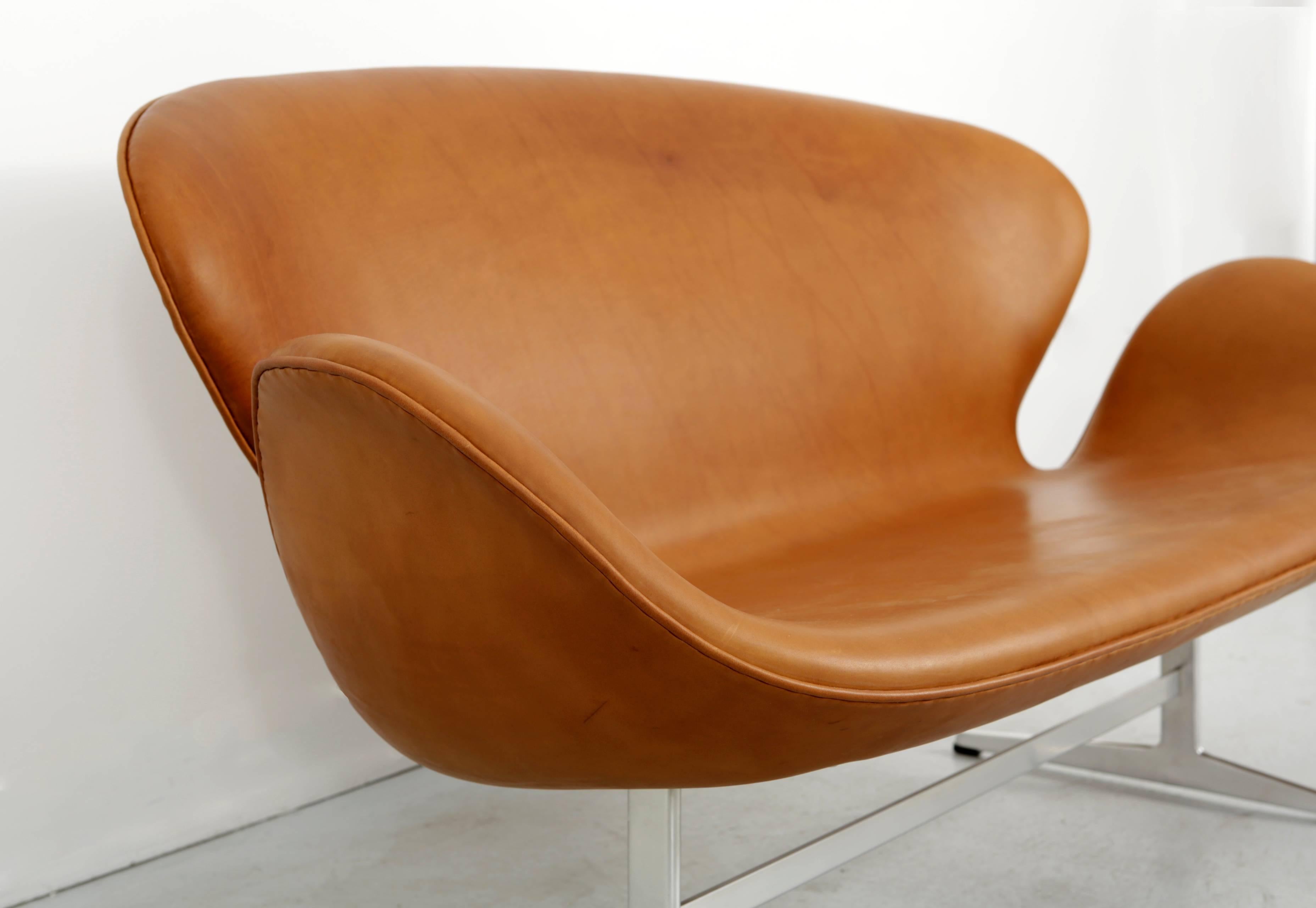 Arne Jacobsen Swan Sofa Reupholstered in Cognac Leather  1