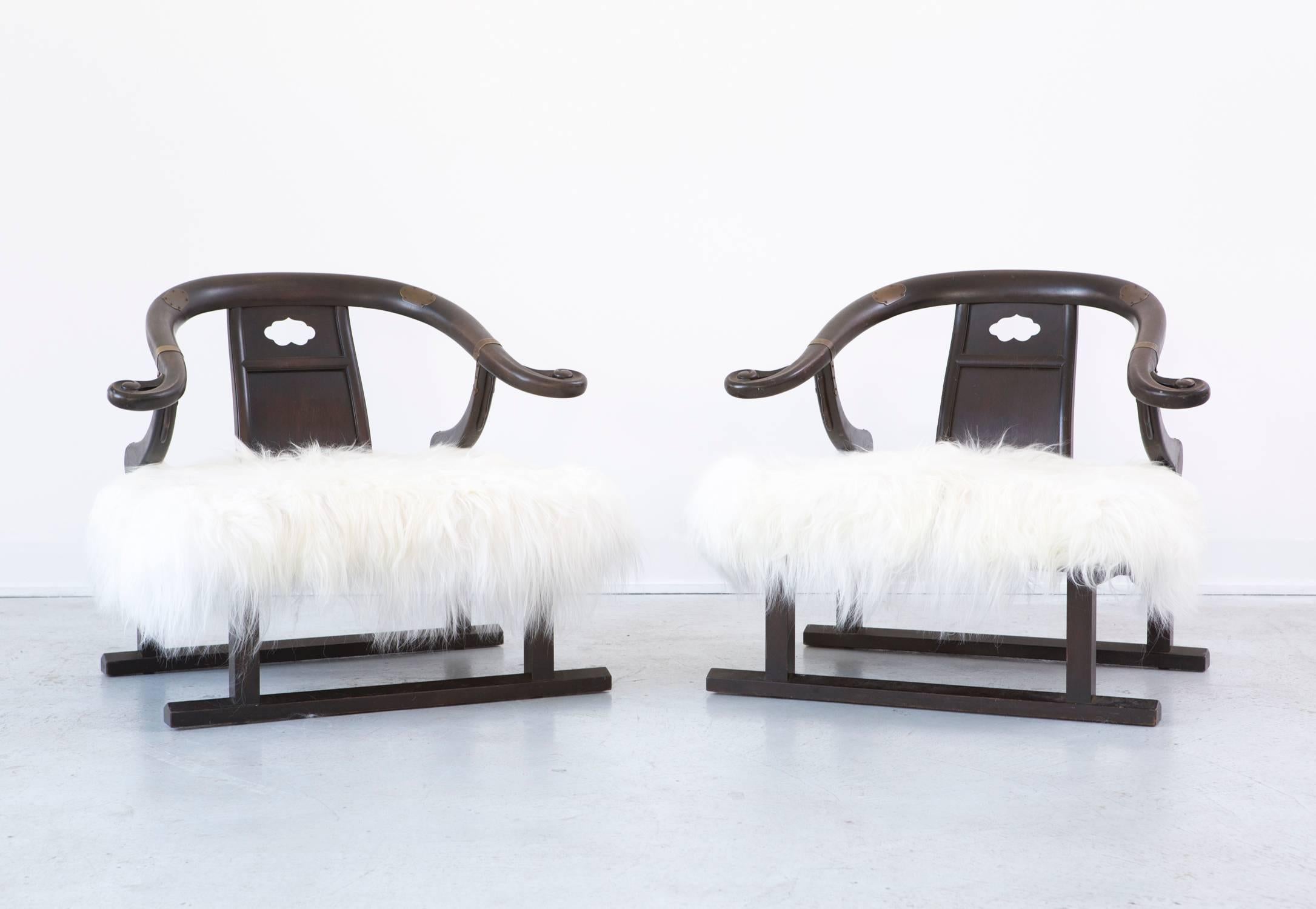 Set of two chairs

designed by Michael Taylor for Baker Furniture

USA, circa 1950.

Walnut, metal details and reupholstered sheepskin cushions.

Measures: 26 ½