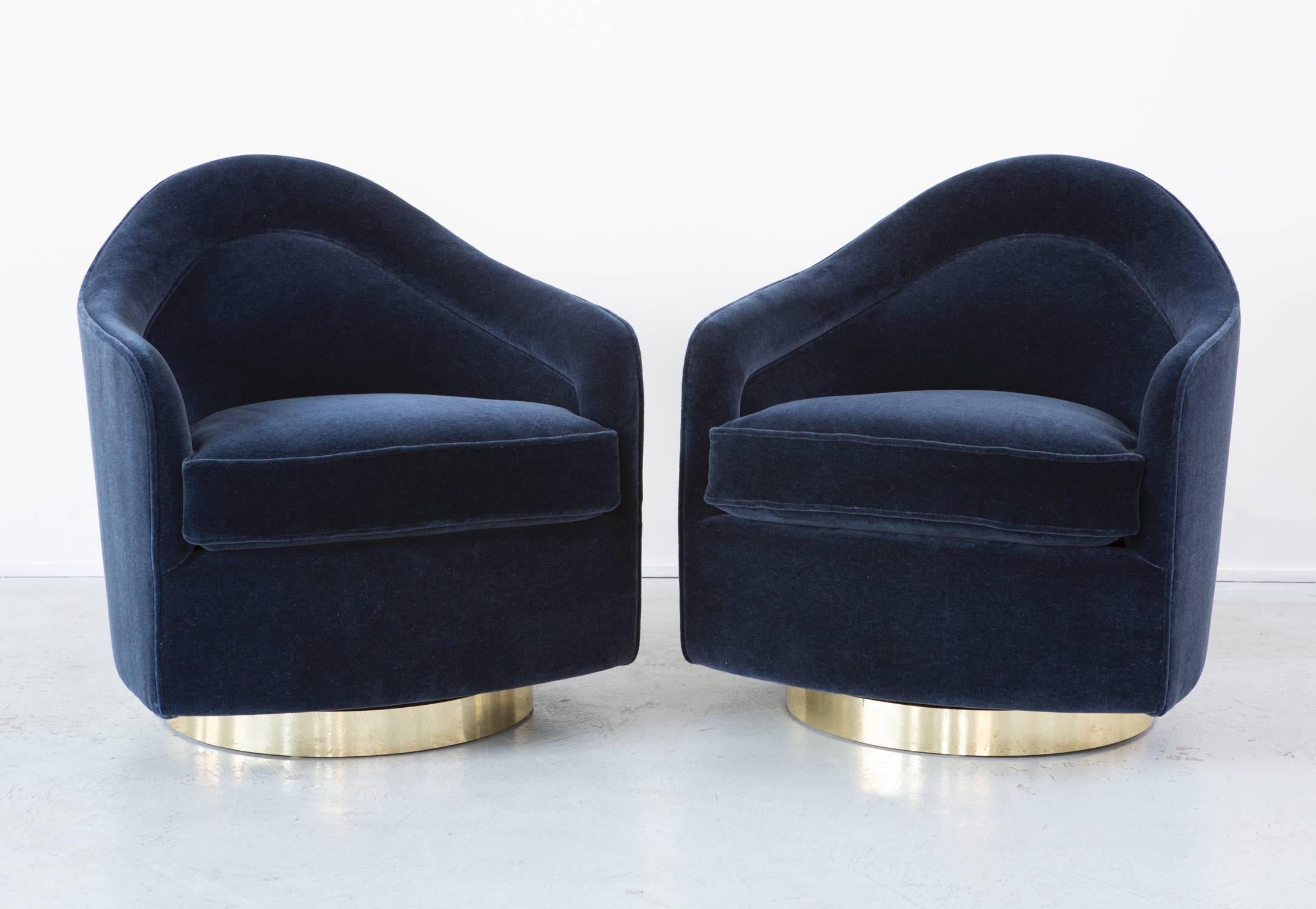 Set of two swivel chairs

designed by Milo Baughman for Thayer Coggin,

USA, circa 1970s.

Reupholstered in mohair and brass base.

Measures: 30 ½