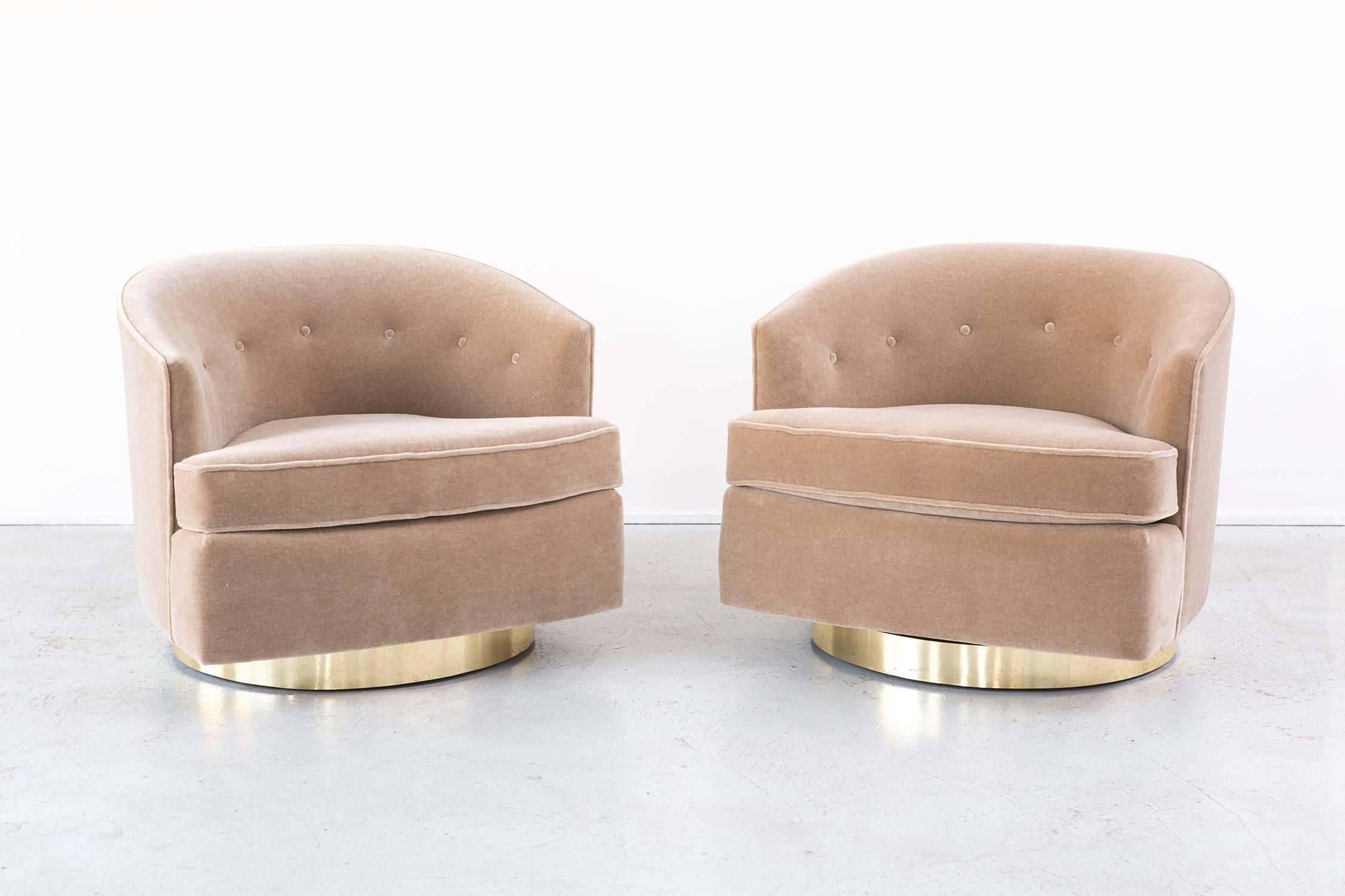 Set of two swivel chairs

designed by Milo Baughman for Thayer Coggin,

USA, circa 1970s.

Reupholstered in mohair and brass base.

Measures: 25 ½