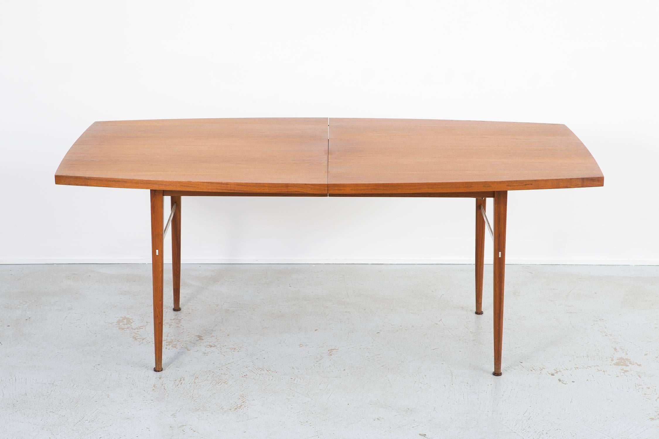 Dining table

designed by Paul McCobb for Calvin

USA, circa 1950s

Walnut, includes four leaves and seats six people

Measure: Not extended 29 ¼” H x 72 1/16” W x 38 1/16” D

extended with one leaf 29 ¼” H x 84 1/16” W x 38 1/16”