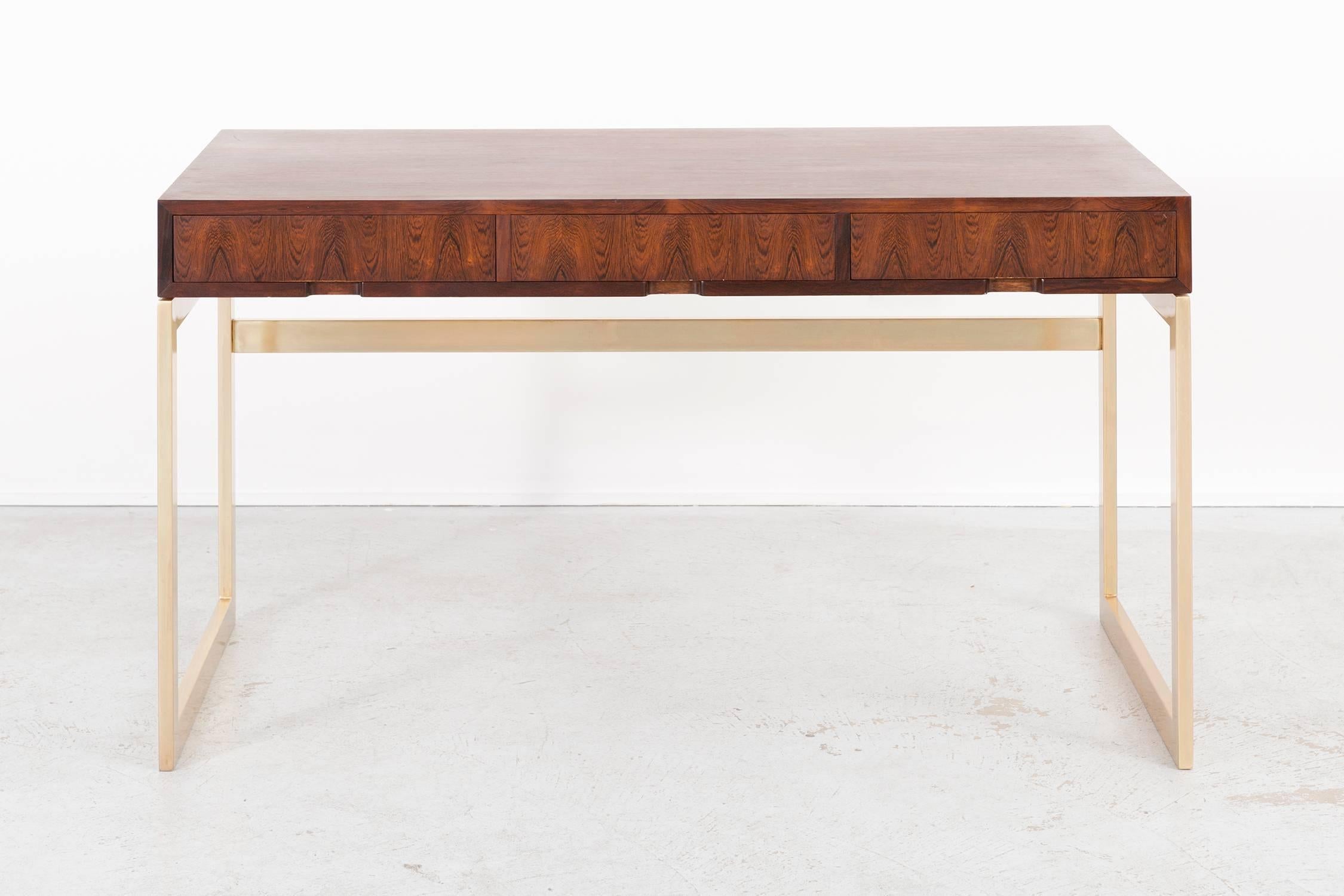 Desk

Designed by Milo Baughman

USA, circa 1970s

Rosewood and brass

Measure: 29 ?” H x 52” W x 26 ¼” D.

 