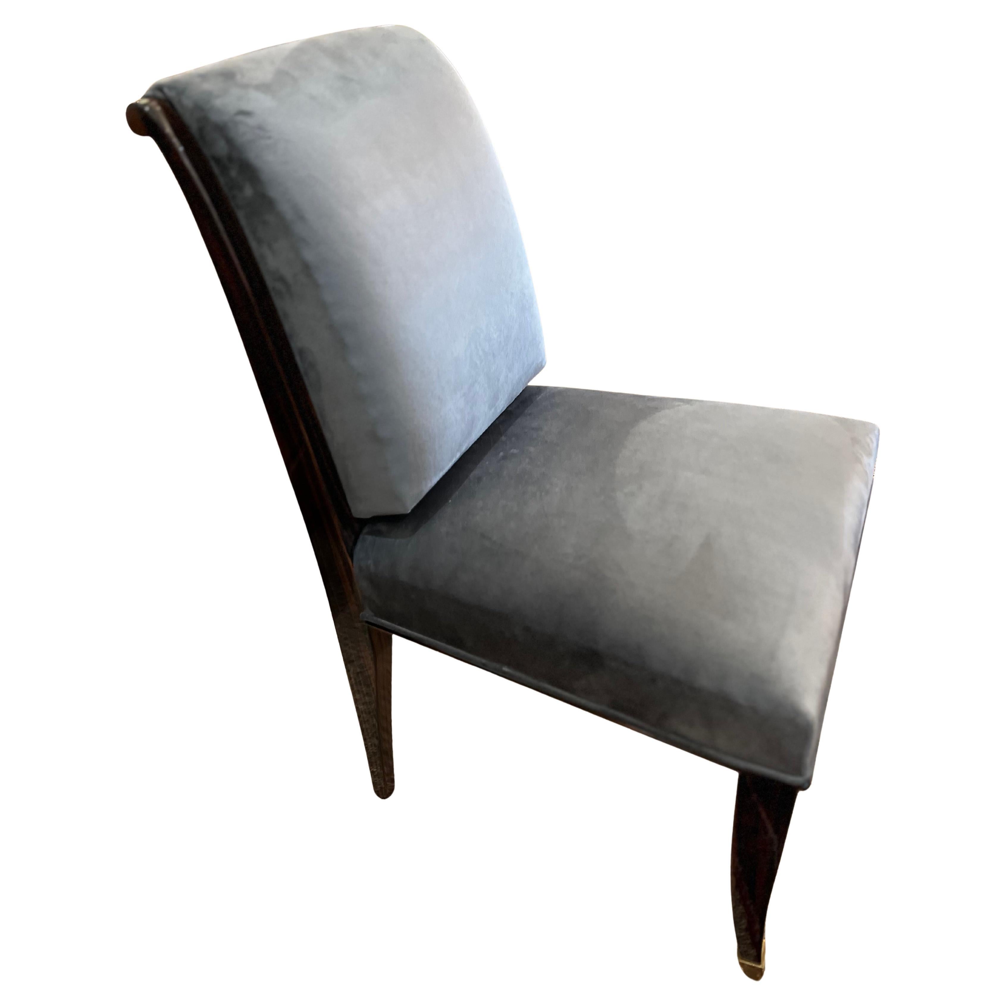 Set di 6 sedie da pranzo francesi Art Deco
Il set di 6 sedie è realizzato in legno di faggio e rivestito in tessuto vellutato grigio. Ci sono 2 sedie con braccioli e 4 senza. Ha un ottimo supporto per lo schienale e poggia su 4 gambe di legno