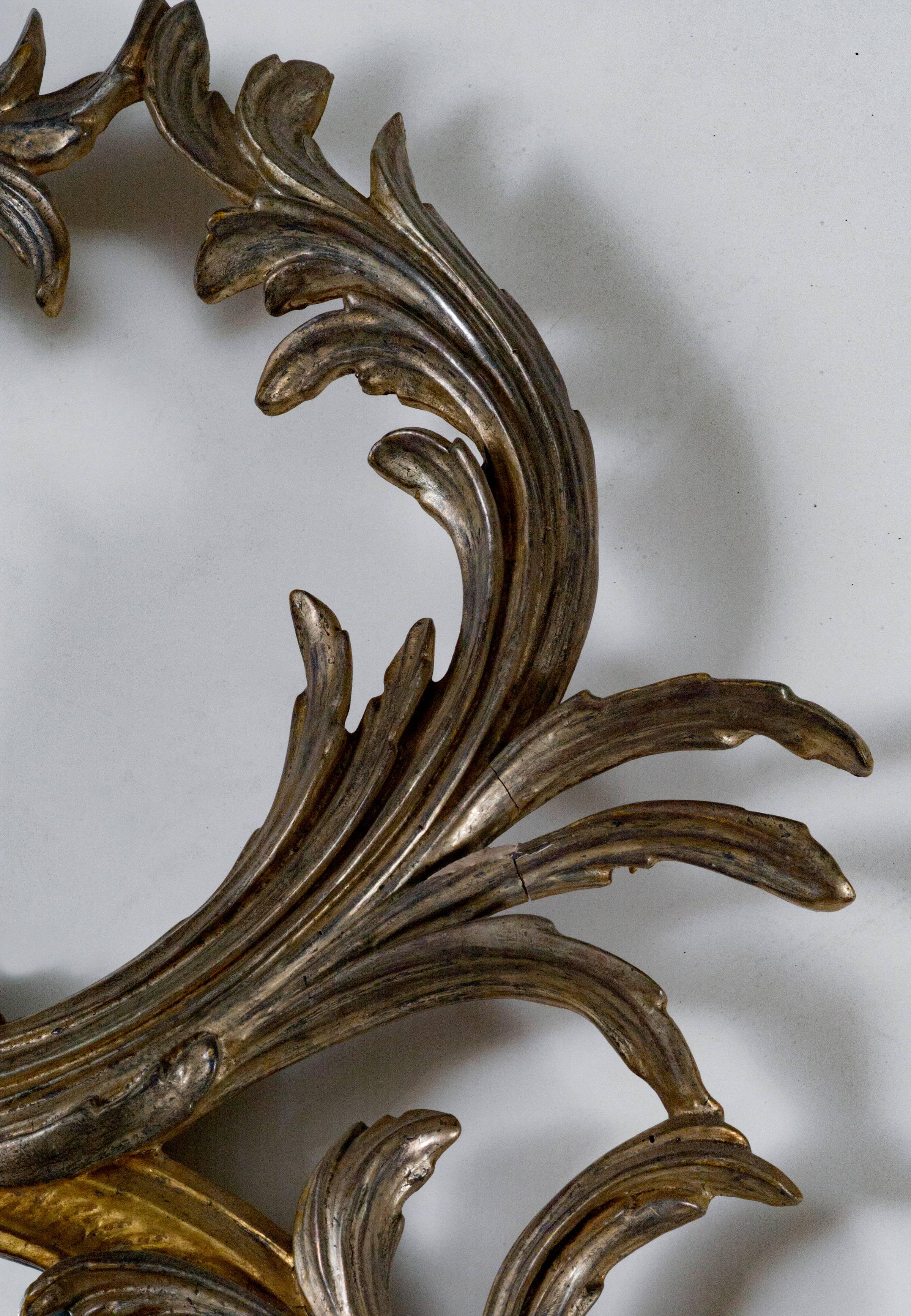 Oval silver and gold metal leaf frame with bevel
Georgian style
Measures: H. 57