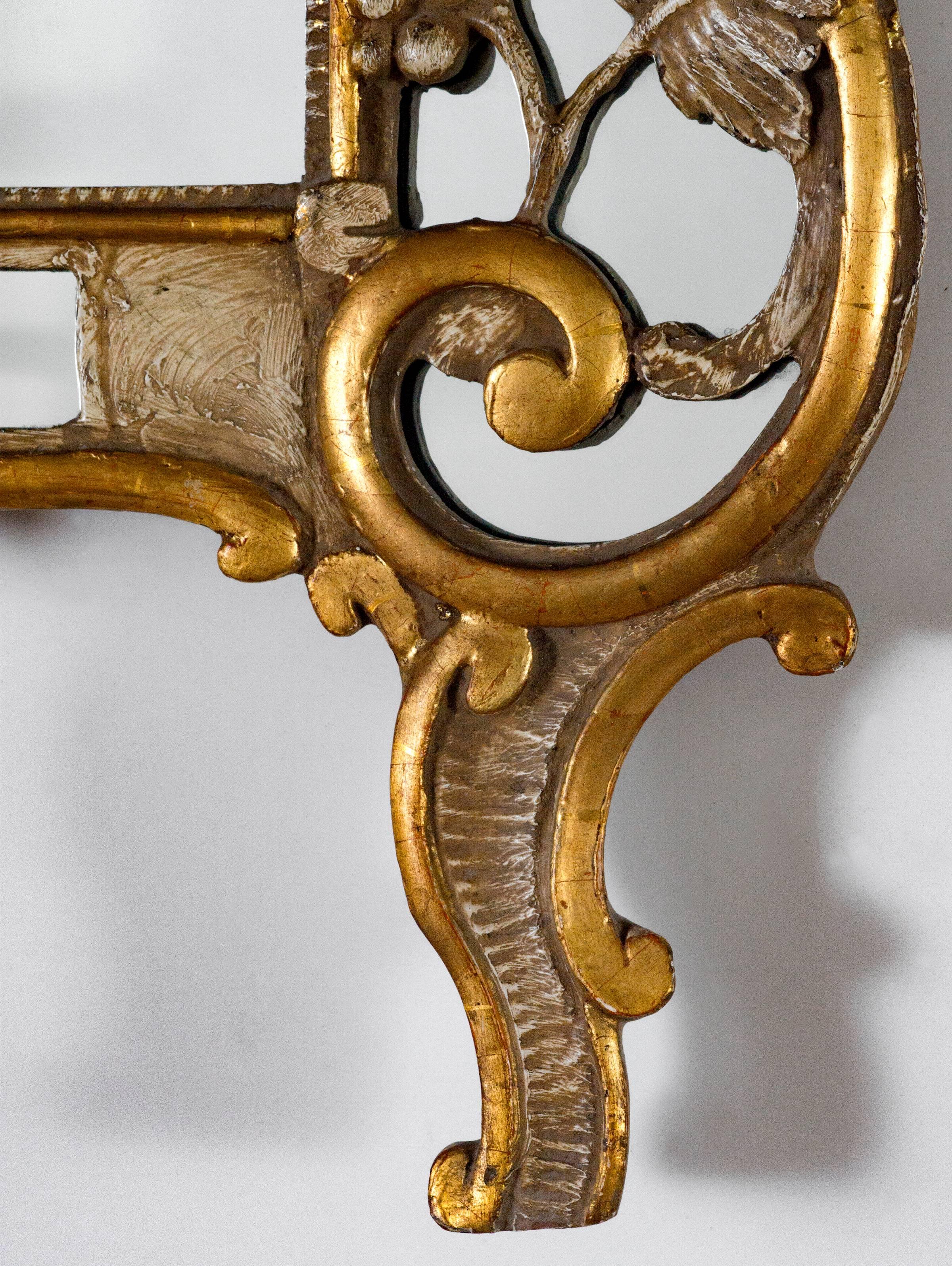 Spiegel mit Korbaufsatz in antikem Weiß mit goldenem Blattmetallbesatz
Maße: H 48