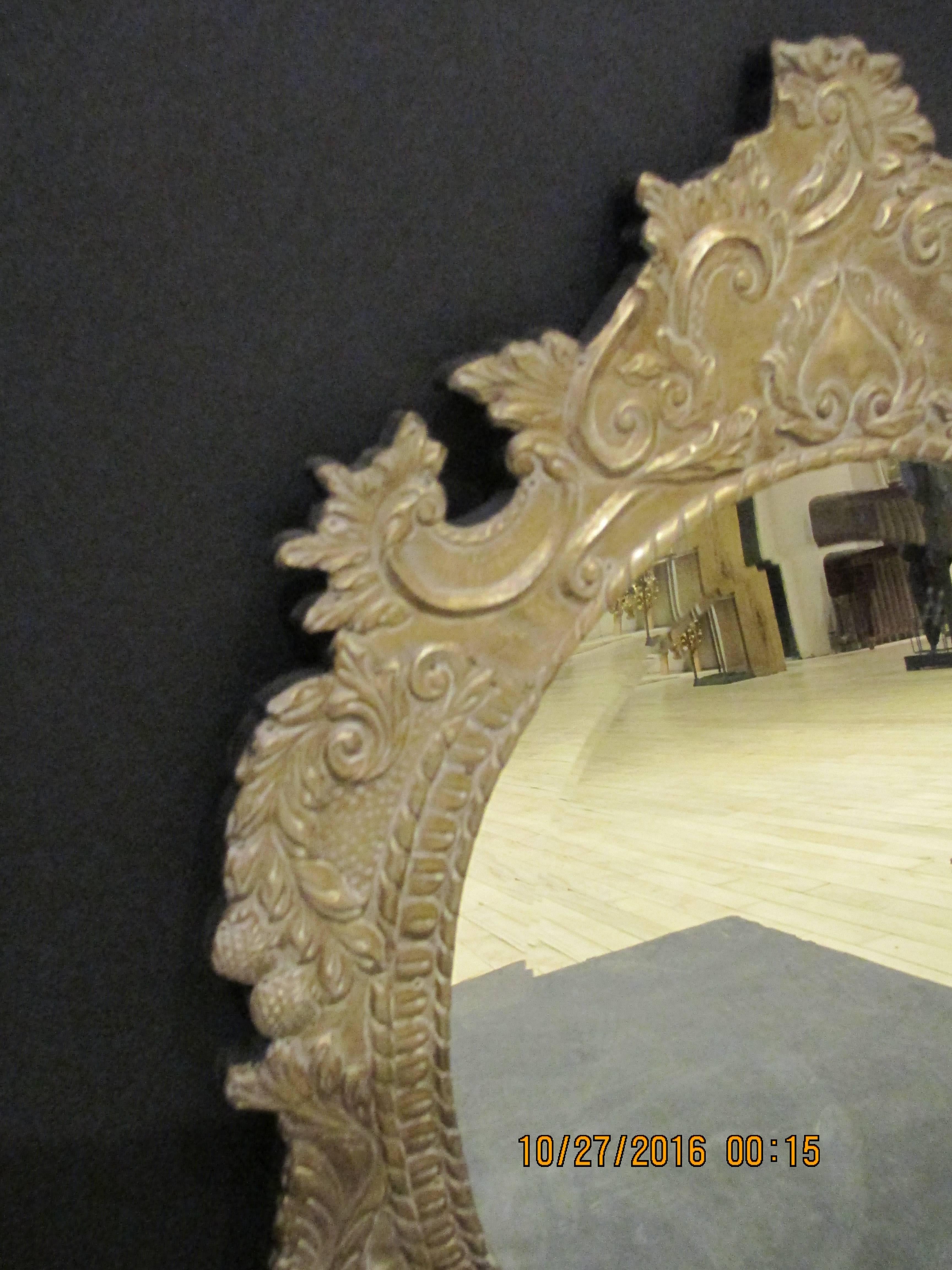 Ovaler metallverkleideter Spiegel.
Maße: H 26