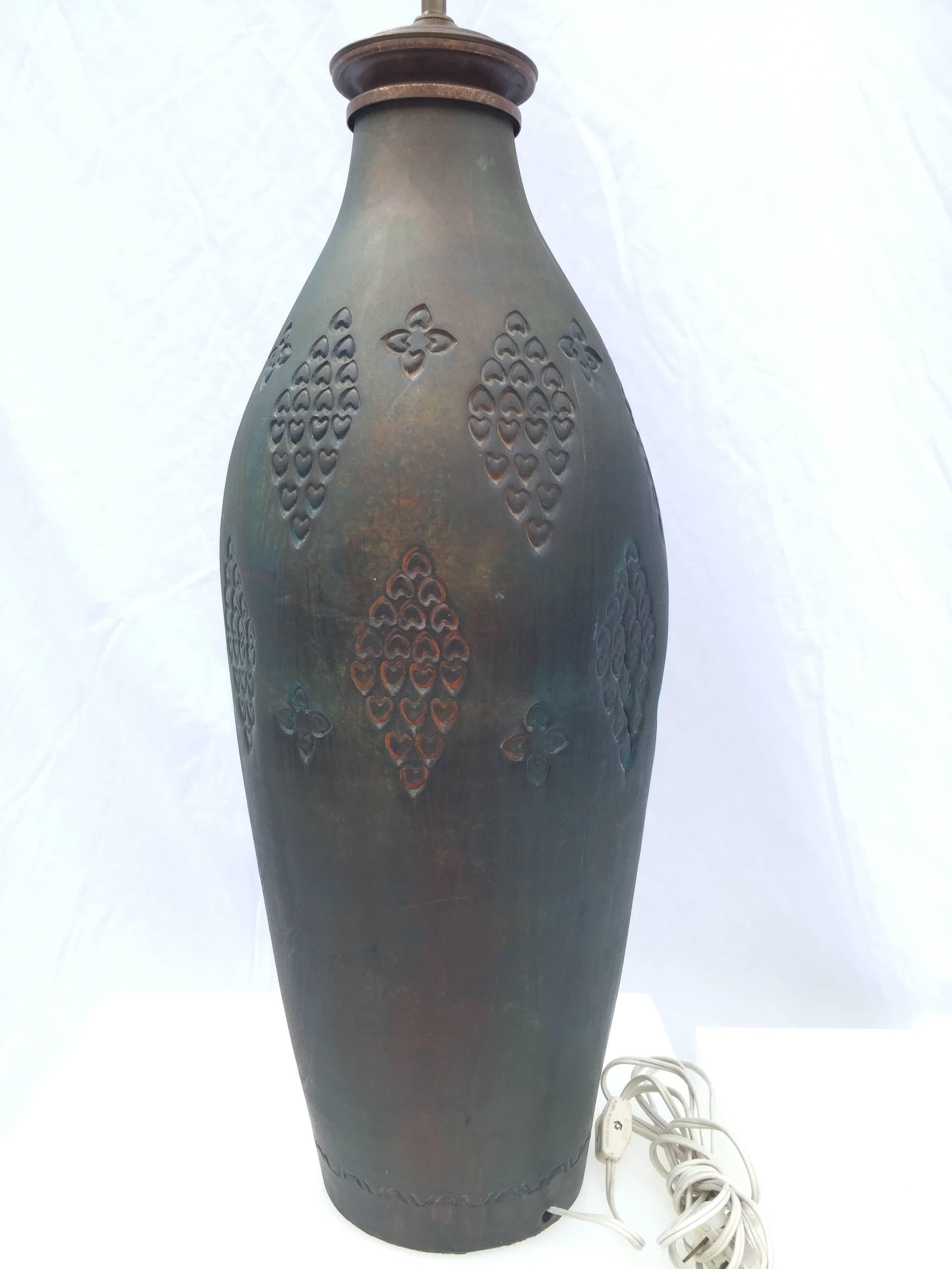 Italian Mid-Century Pottery Lamp Signed Glaze Finish and Embossed with Hearts For Sale 1