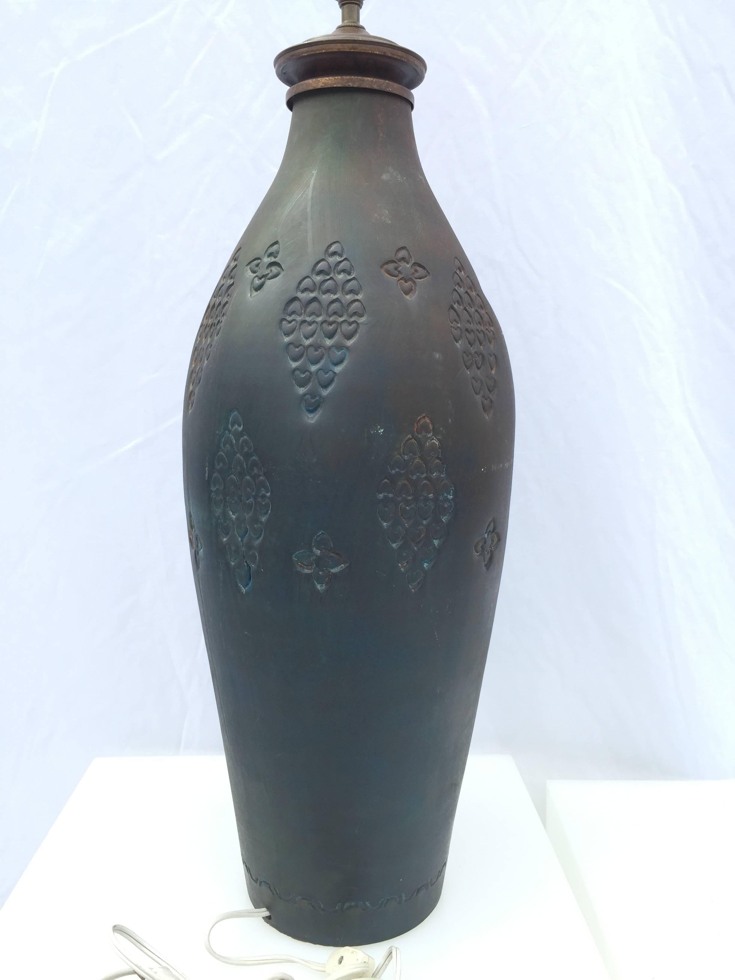 Italian Mid-Century Pottery Lamp Signed Glaze Finish and Embossed with Hearts For Sale 3