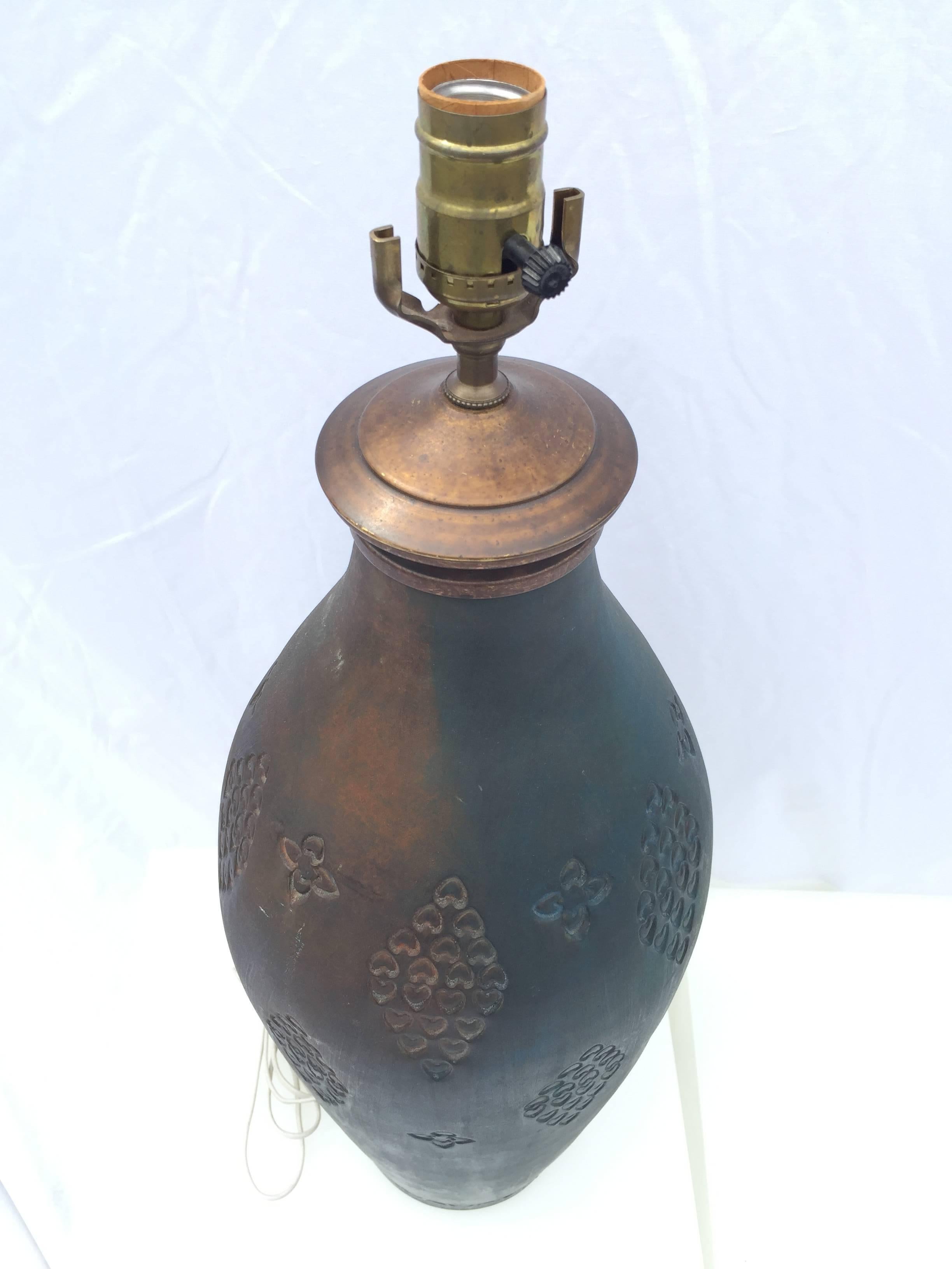 Italian Mid-Century Pottery Lamp Signed Glaze Finish and Embossed with Hearts For Sale 4