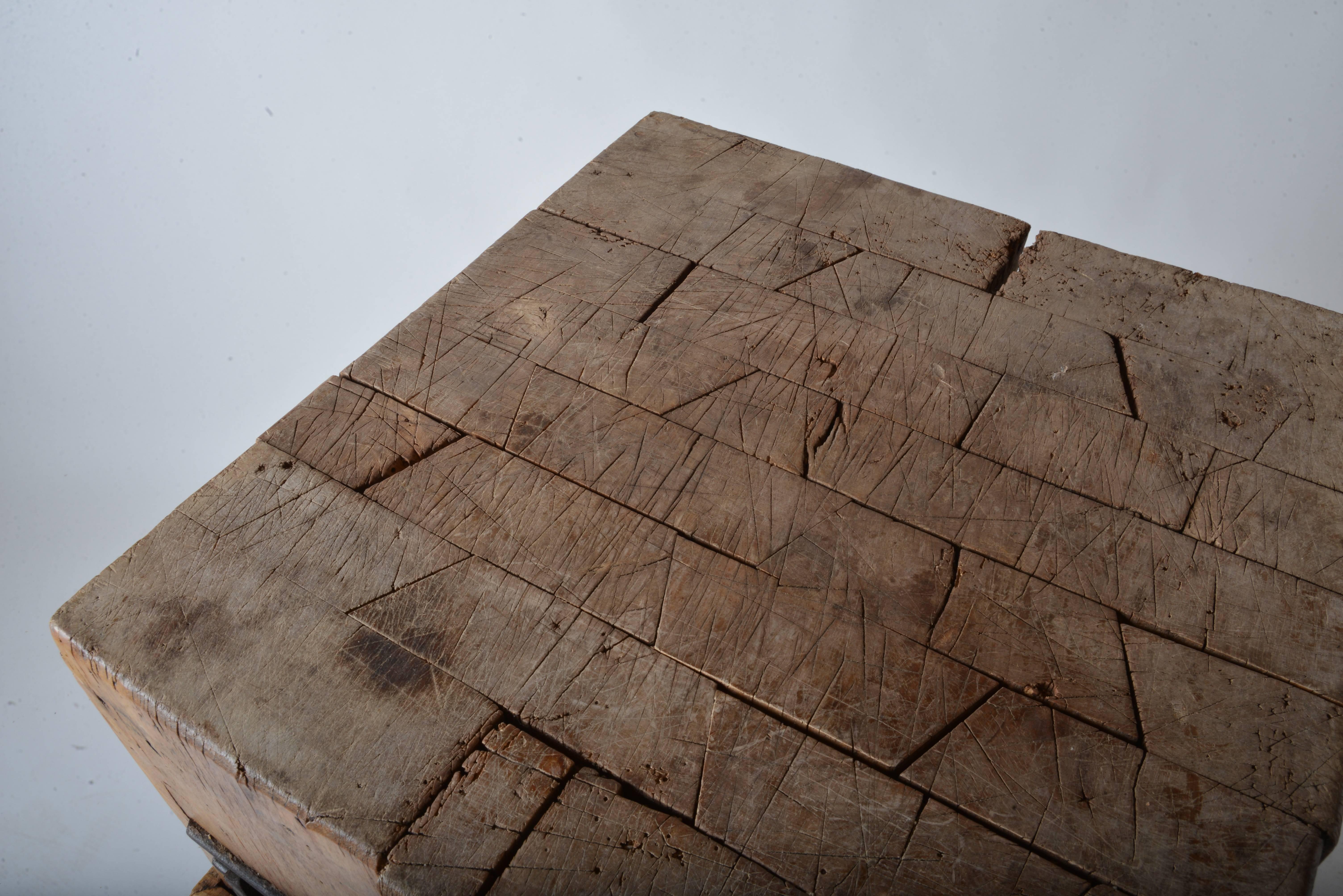 Late 19th Century French Butcher Block In Distressed Condition In Oisterwijk, NL