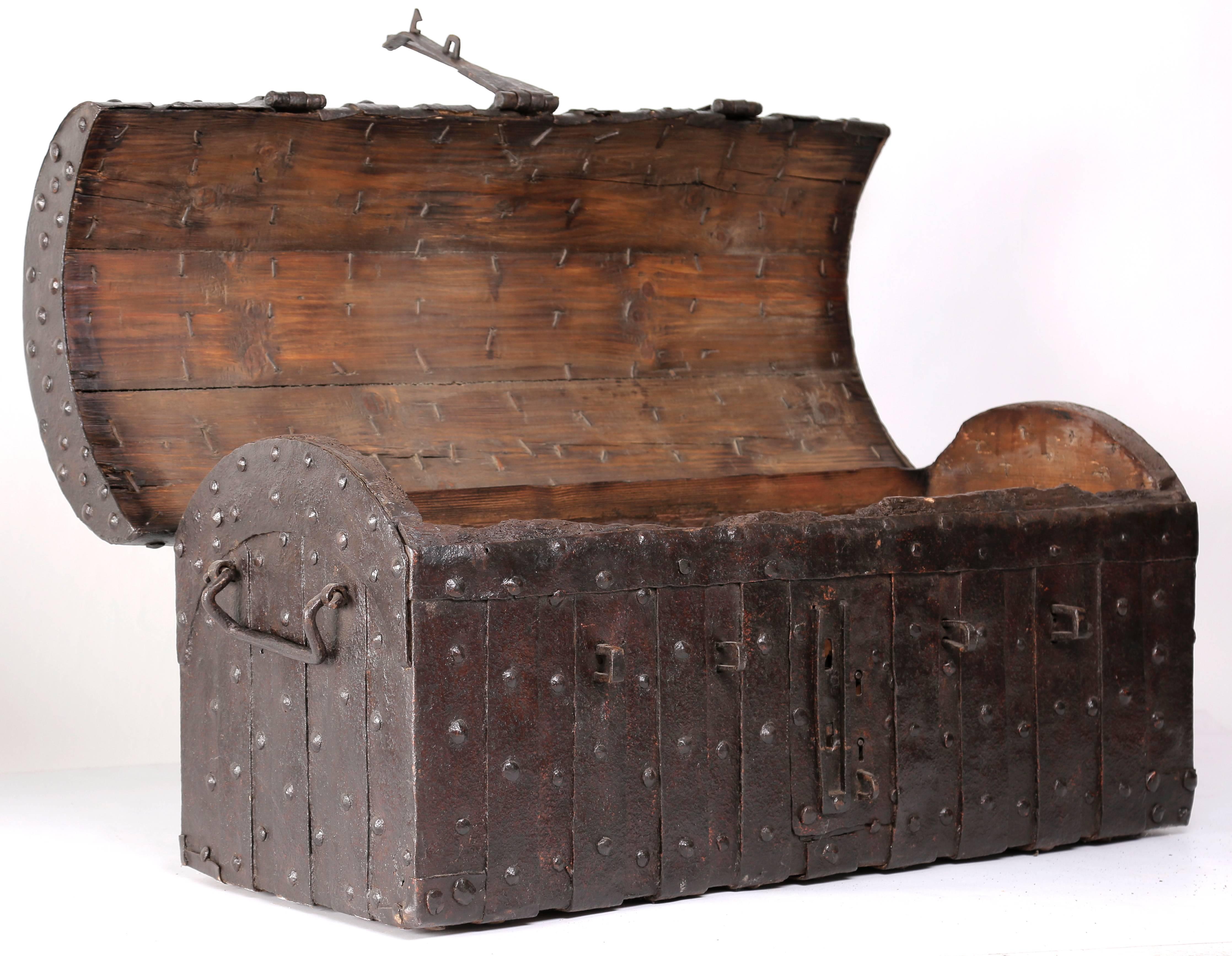 Extremely Rare 14th-15th Century Dutch Oak Iron Bound Parish Chest In Excellent Condition For Sale In Oisterwijk, NL