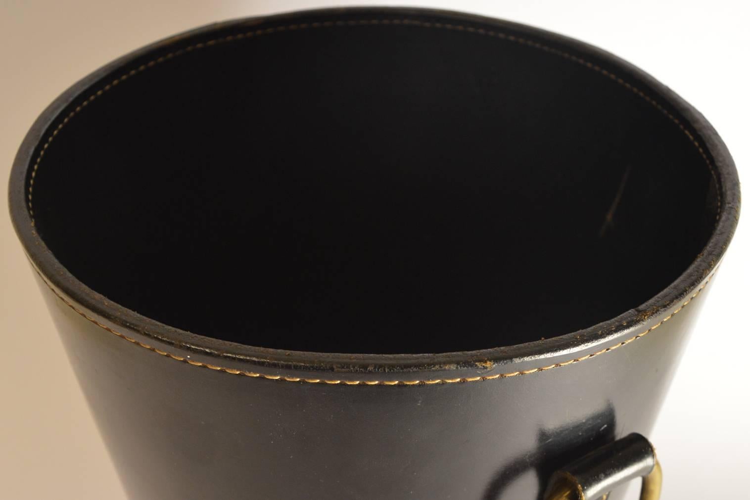 This rare and original Mid-Century thick black leather bin with brass detail designed by Carl Auböck and manufactured by his werkstätte in Vienna. 

In great condition. Dimensions: H 31 cm x D 25 cm.