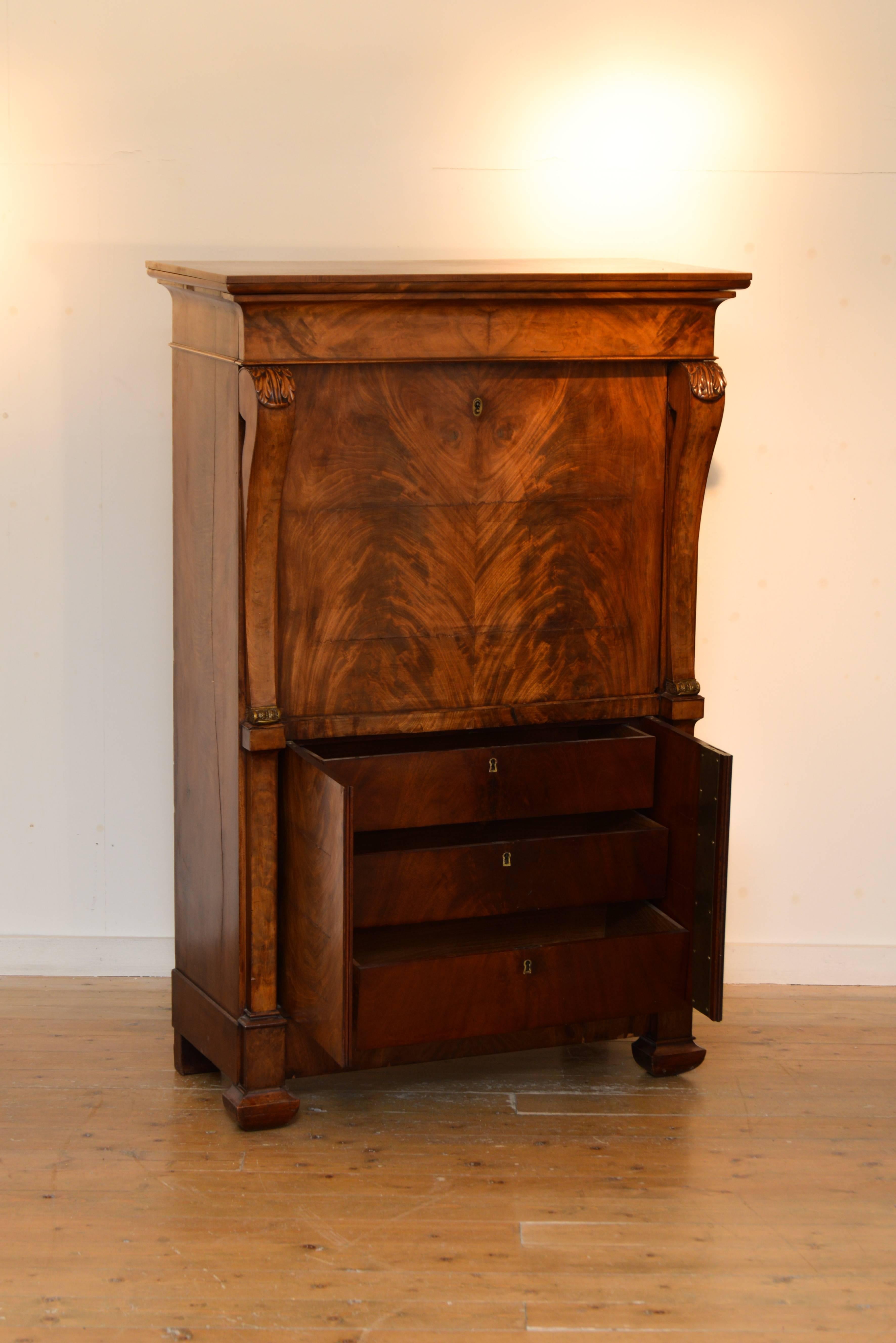 A Dutch mahogany secretaire à abattant with fall front to reveal beautiful fitted interior with nice ormolu details and lots of hidden drawers. Fall-front with black leather inlay. Dutch, 1st half 19th. century, 155x101x48 cm