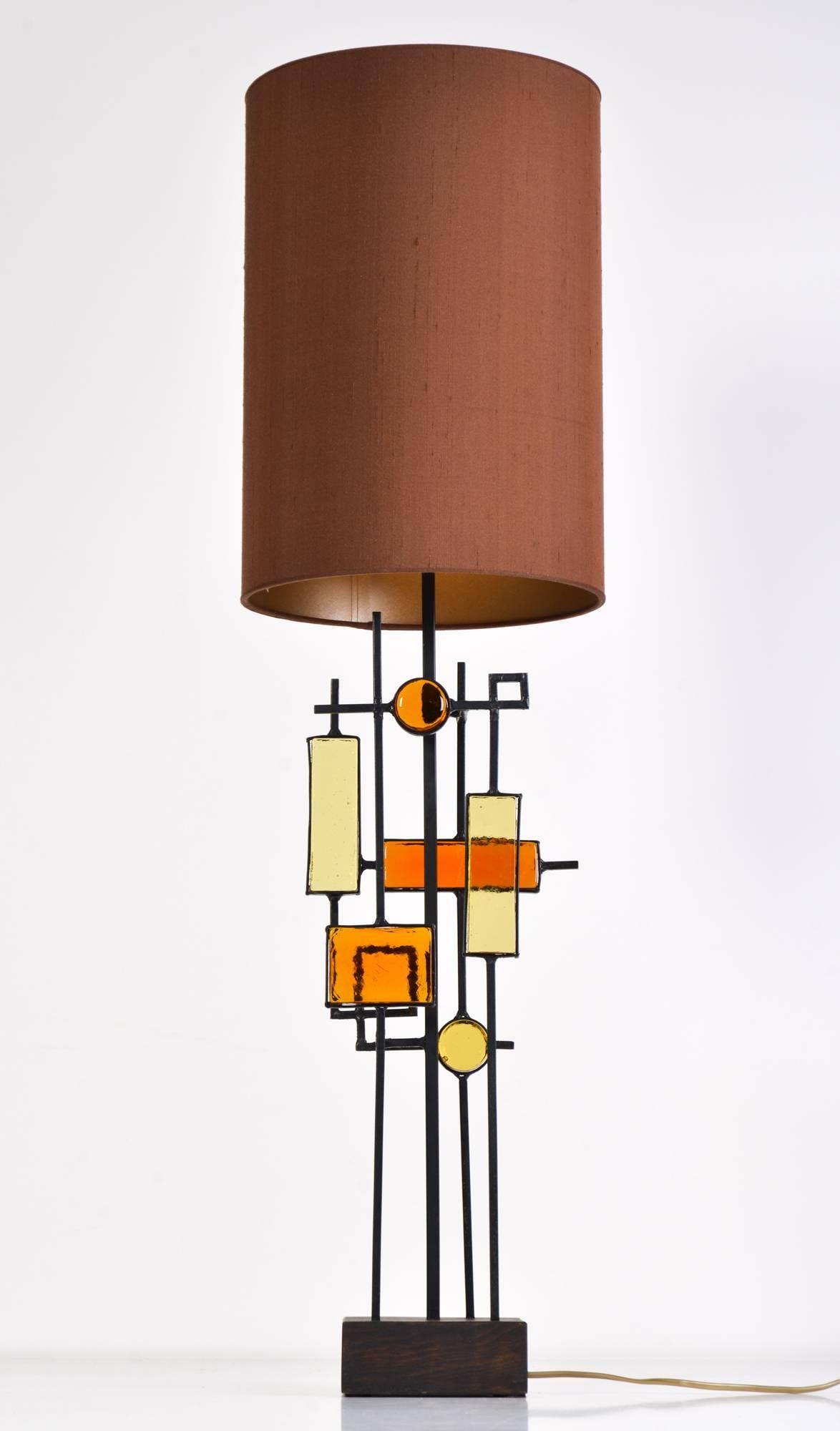 Beautiful authentic tall sculptural table lamp designed by Svend Aage Holm Sorensen for Holm Sorensen, Denmark, 1960. This Brutalist lamp has a fantastic sculptural base of a black lacquered wooden foot, ebonized abstract metal structures mounted