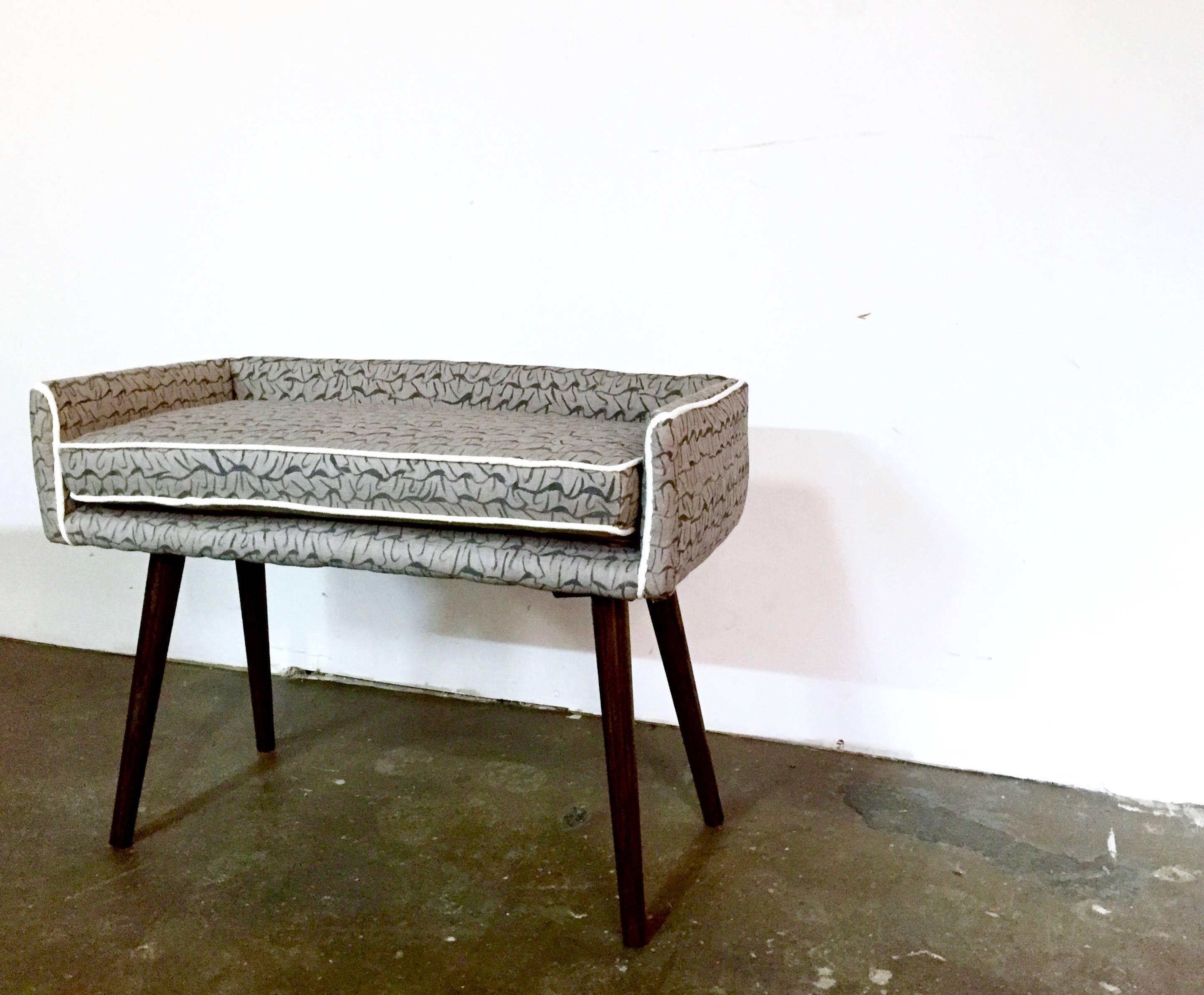 Gendo Collection, Vanity Sized Stool in Gray Hand-Painted Fabric In Excellent Condition For Sale In Brooklyn, NY