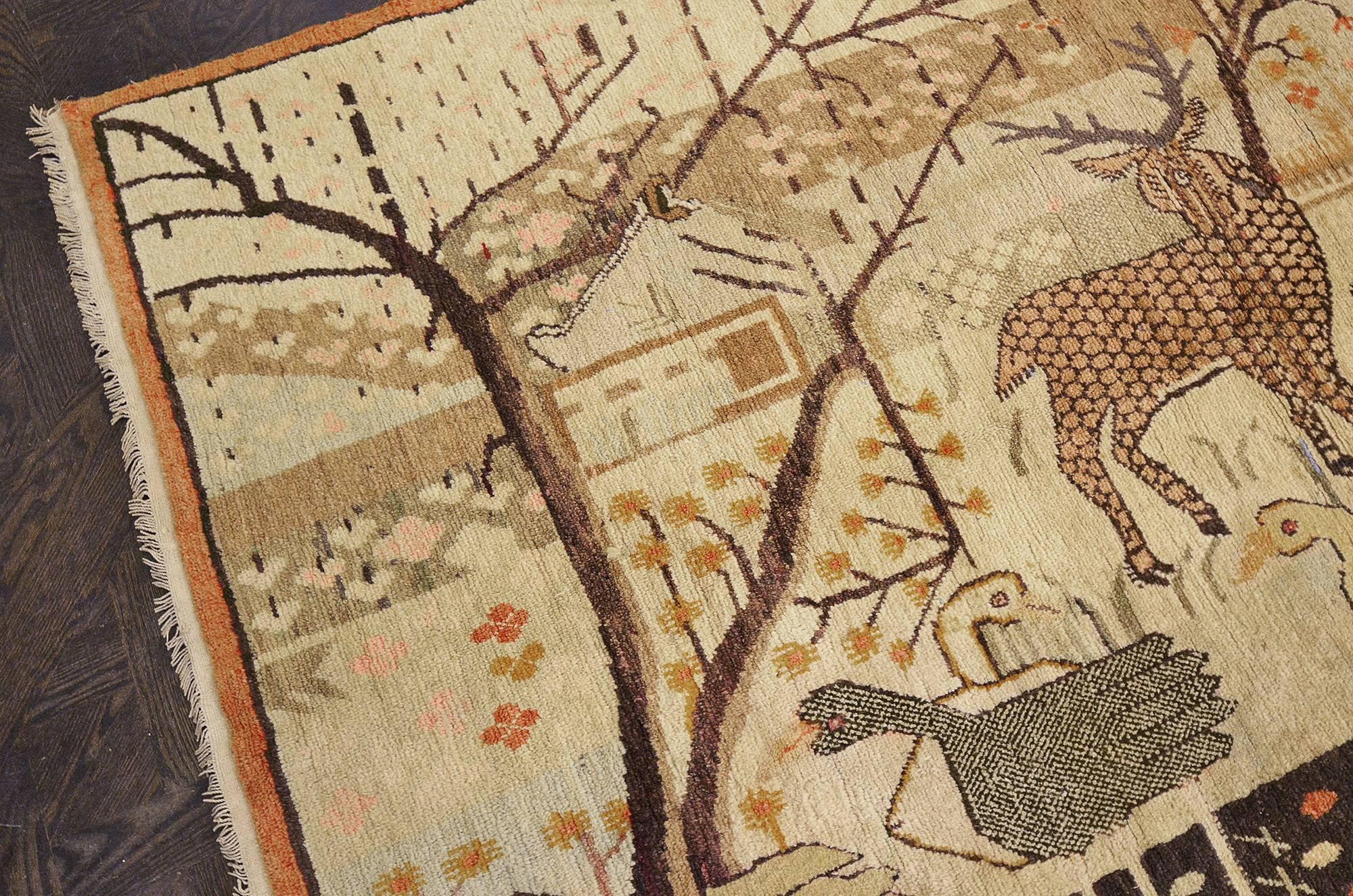 XX secolo Tappeto Khotan del Turkestan orientale dei primi del Novecento con cervi e ochette in vendita