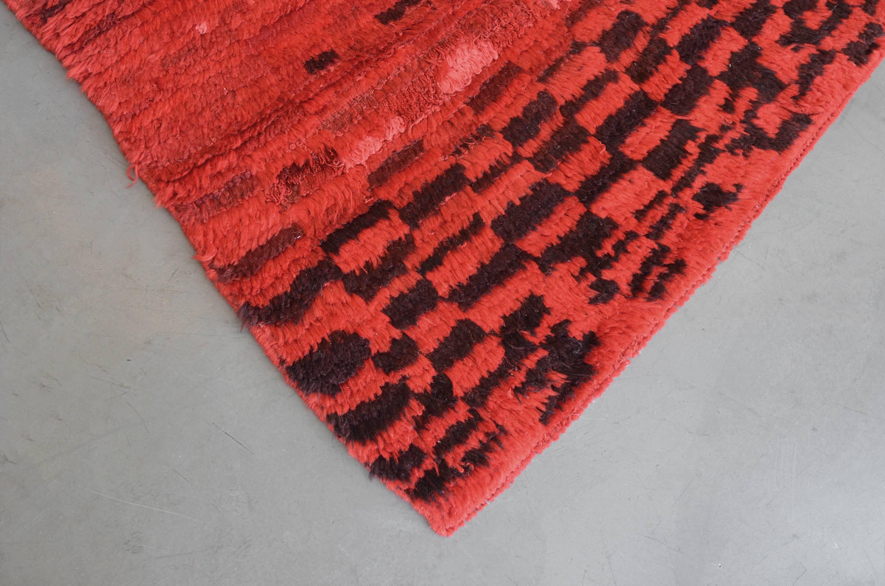 Handwoven Wool Red Vintage Turkish Rug from the 70s In Excellent Condition For Sale In West Hollywood, CA