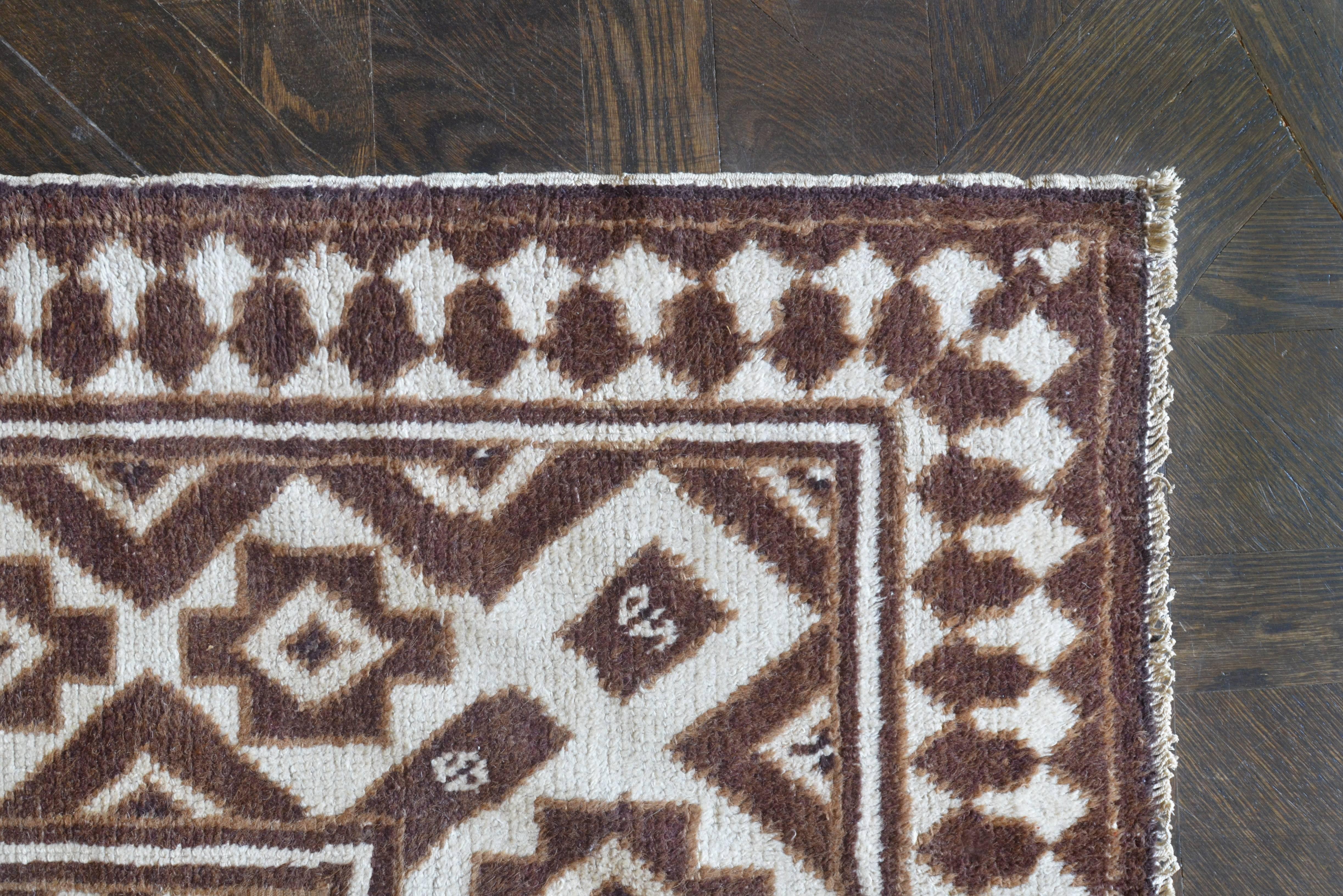 Early 20th Century Wool Handwoven Moroccan Rug For Sale 1