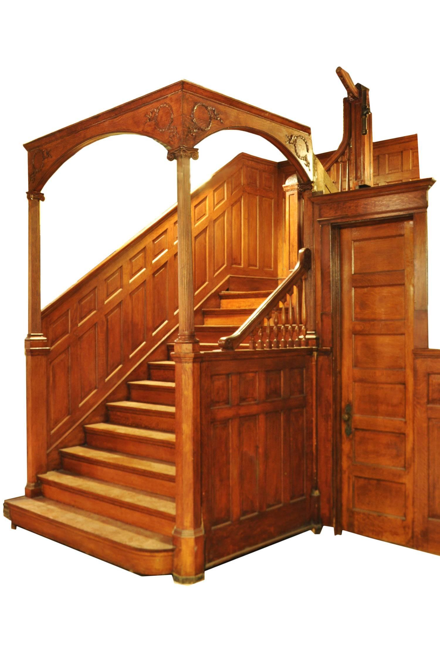 Cet escalier victorien complet a été méticuleusement retiré d'une maison de Chicago:: vers 1896. L'escalier comporte une grande entrée en arc de six pieds et demi de large:: avec des chapiteaux sculptés et des poteaux en chêne équarri. Chaque