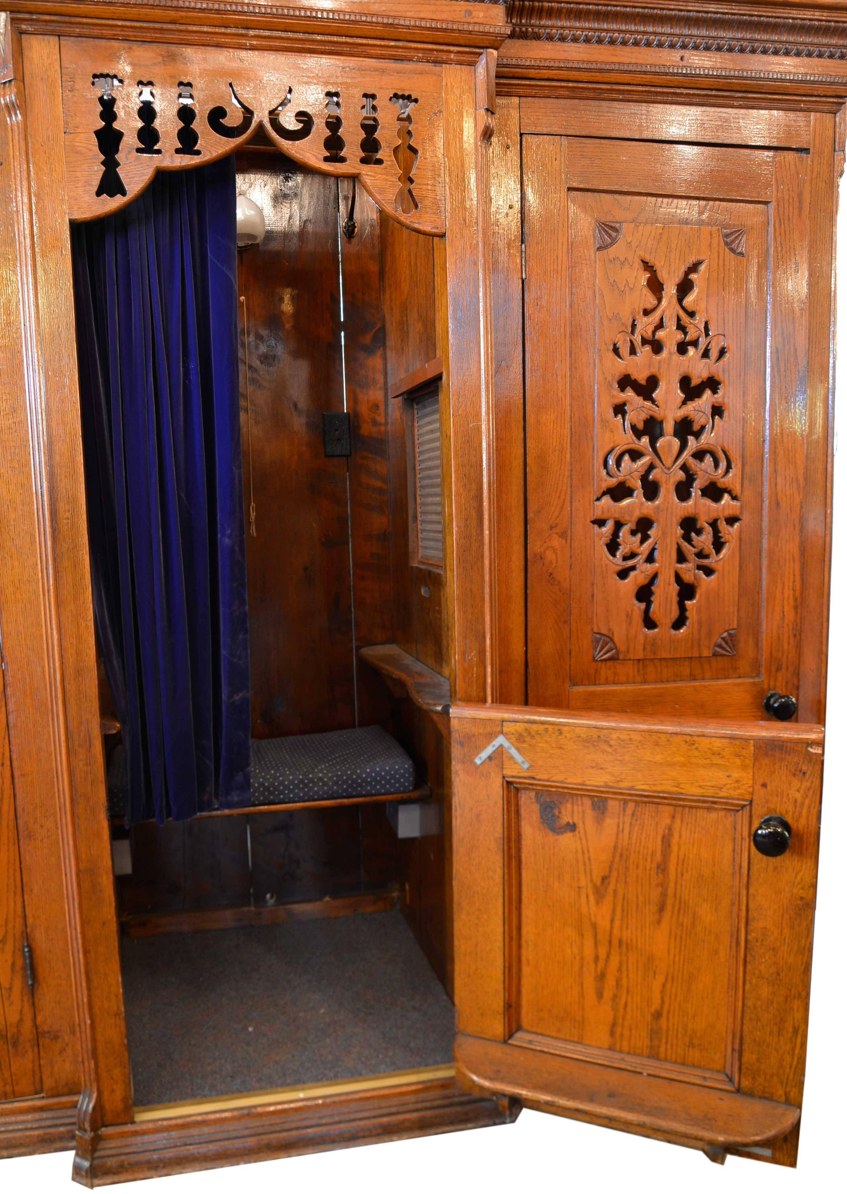 Early 20th Century Hand-Carved Oak Confessional In Good Condition In Minneapolis, MN