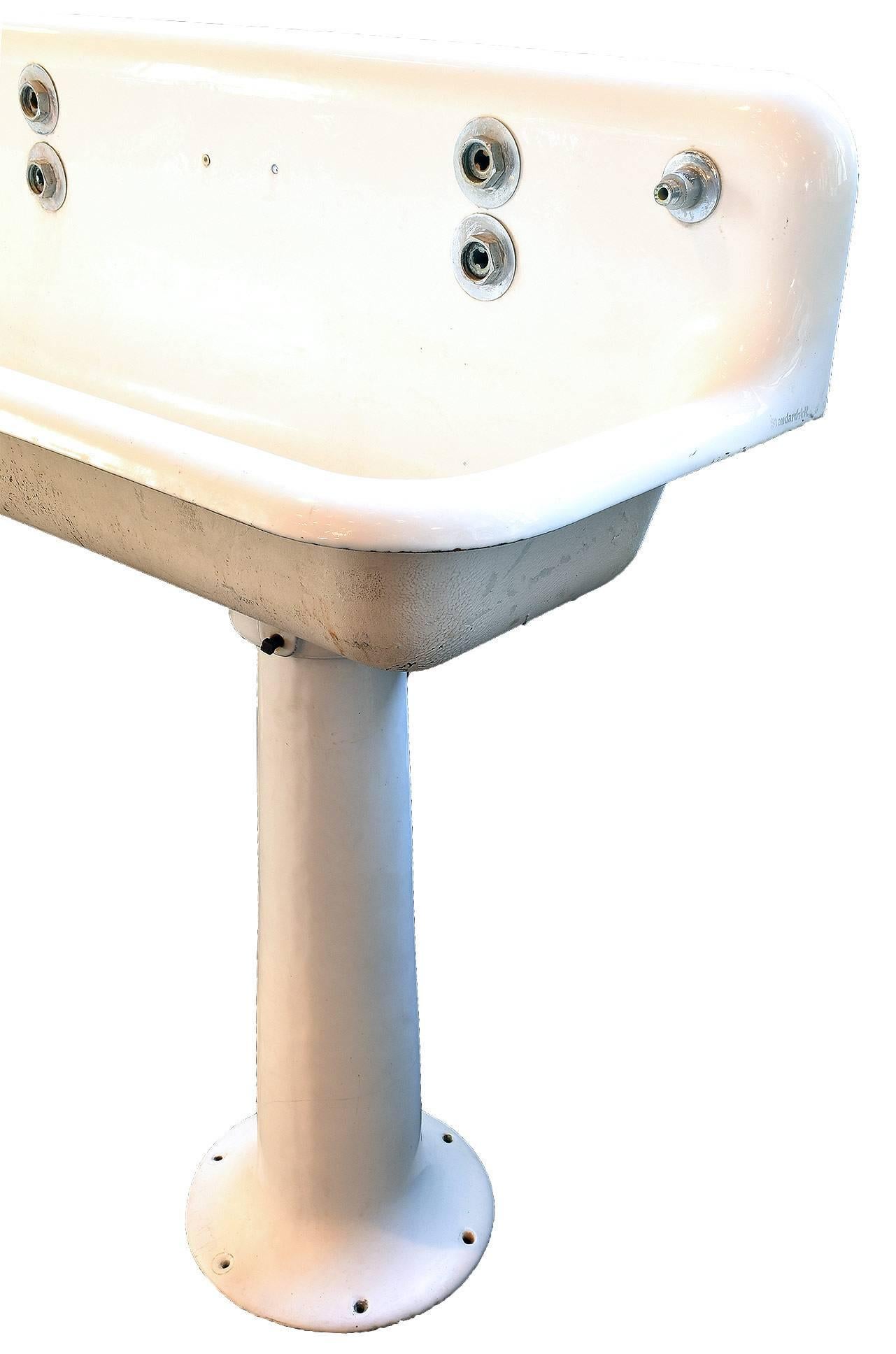 Beautiful pedestal porcelain sink from American standard with long top and pedestals. 

Measures: Sink: 72