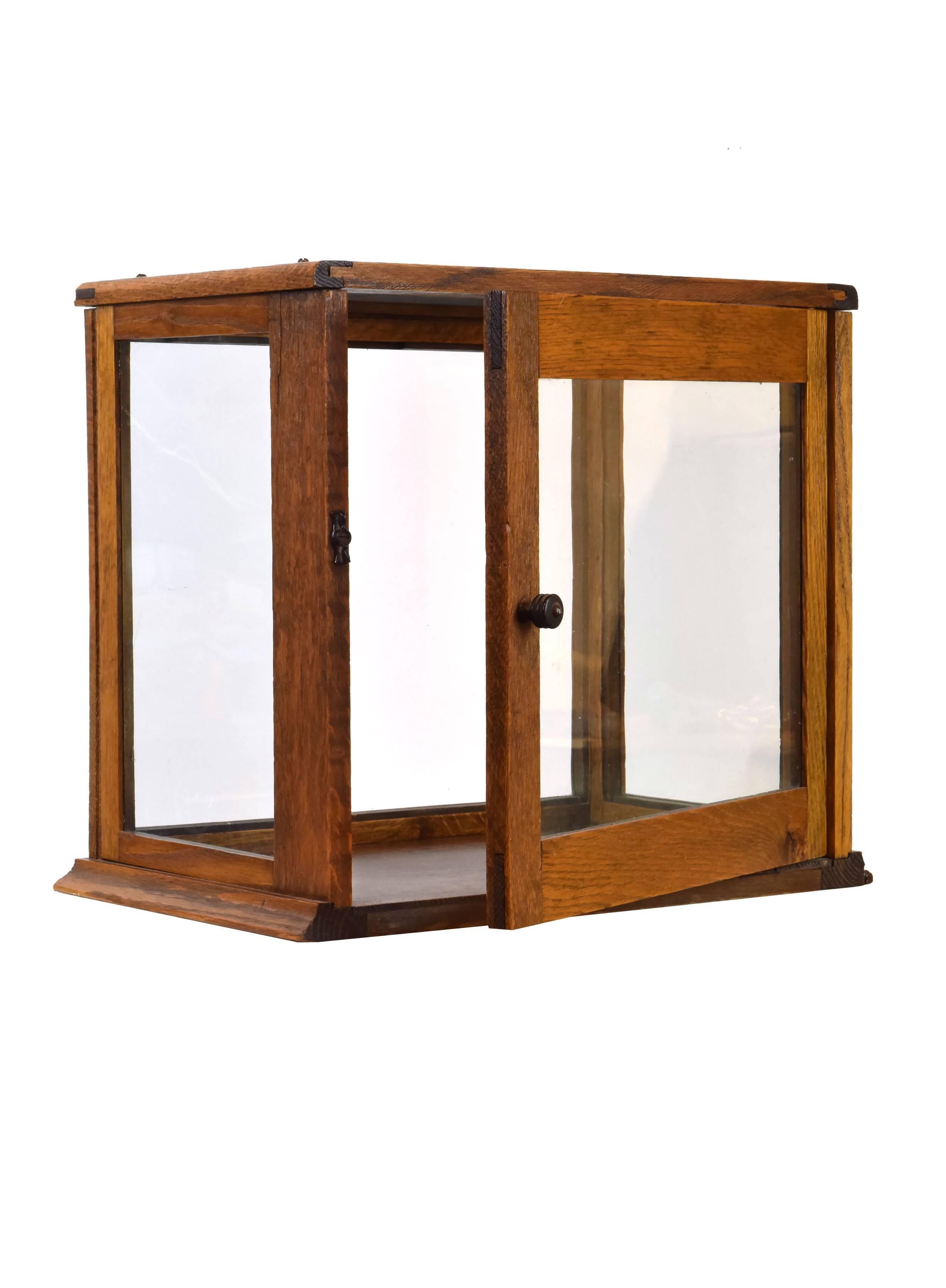 The rich, warm oak of this display box will beautifully complement any number of artifacts you may wish to display inside. Five glass panels offer many viewing angles, and a latch on the back allows you to open the box with ease.