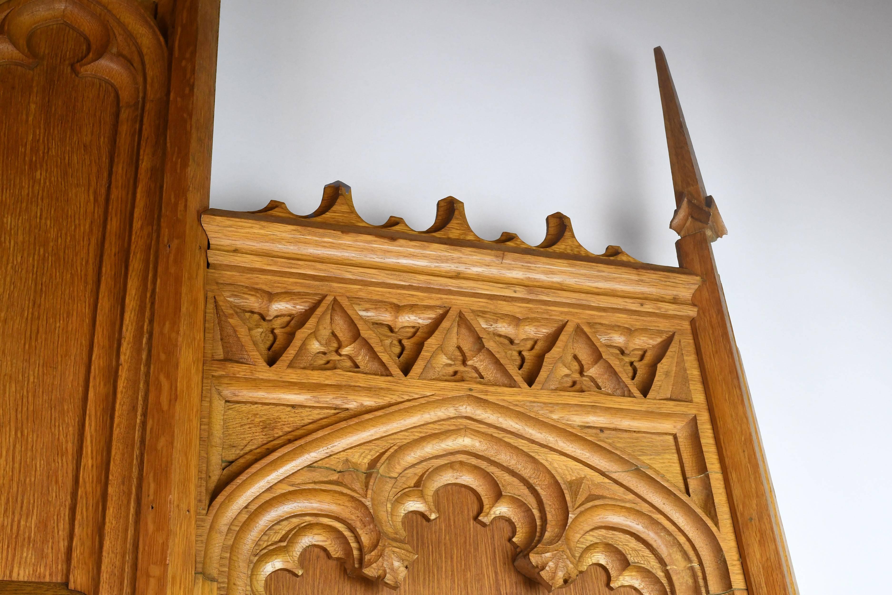 Gothic Oak Altarpiece with Deco Details In Good Condition In Minneapolis, MN